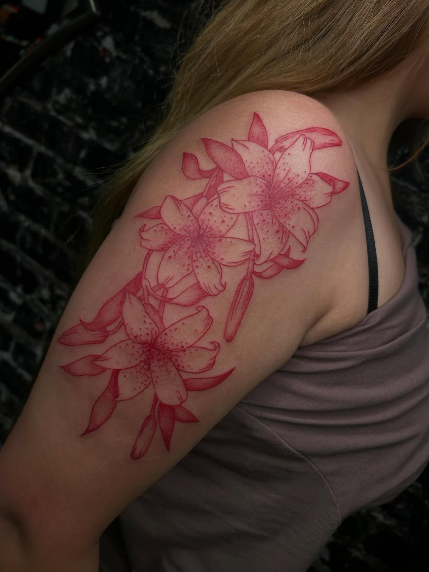 Tattoo by @kikicantdraw โ realism