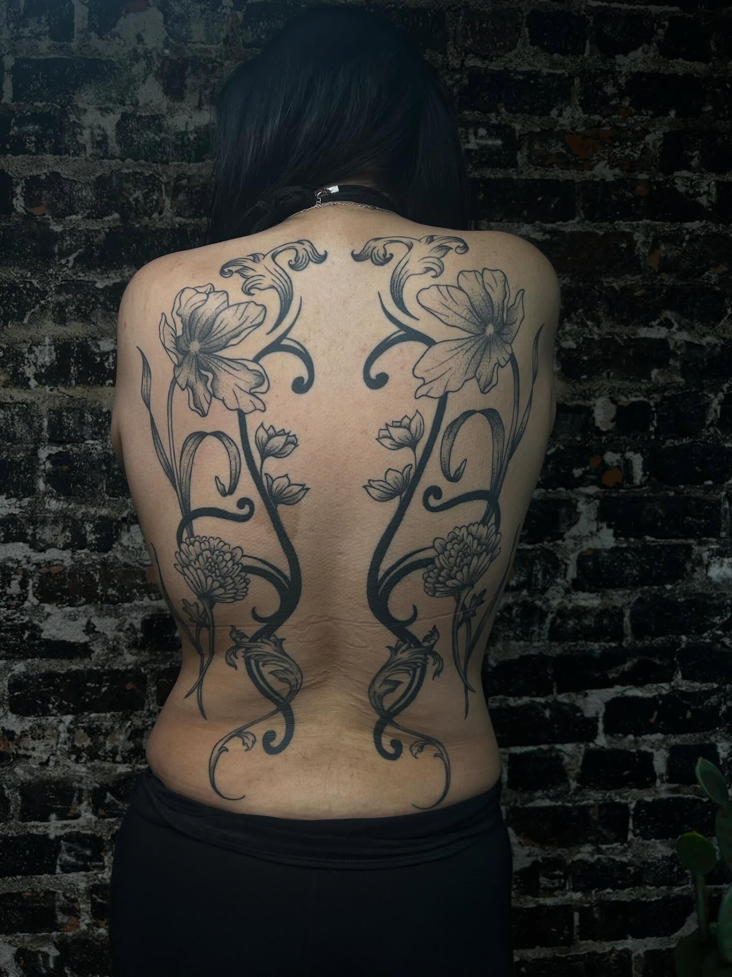 Floral vine black and grey tattoo on the back by 🇲🇽 Kiki