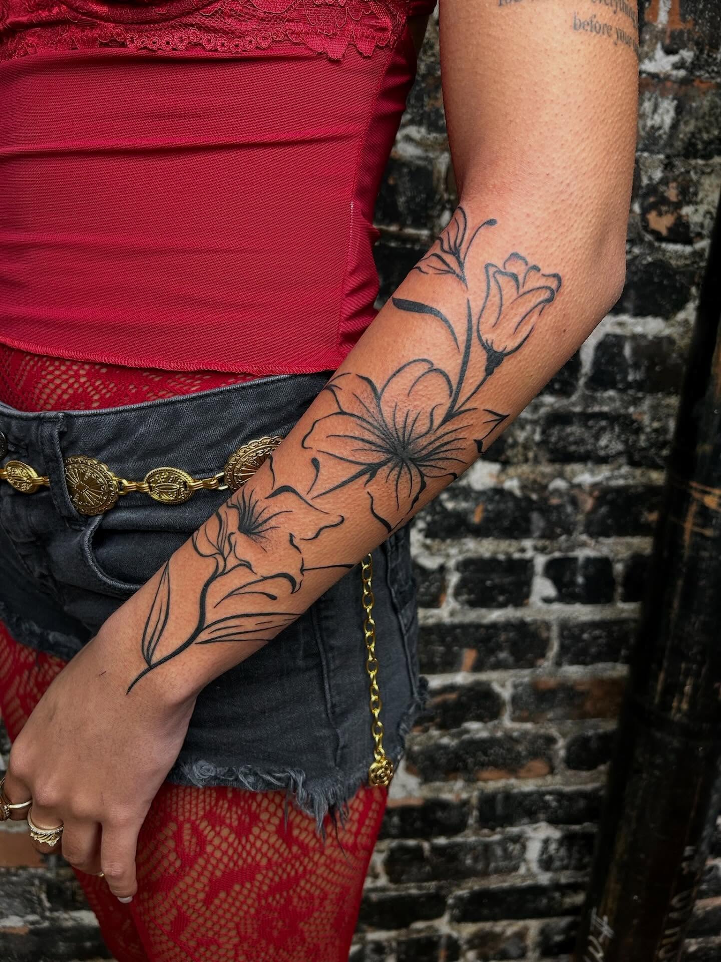 Tattoo by @kikicantdraw โ black_and_grey