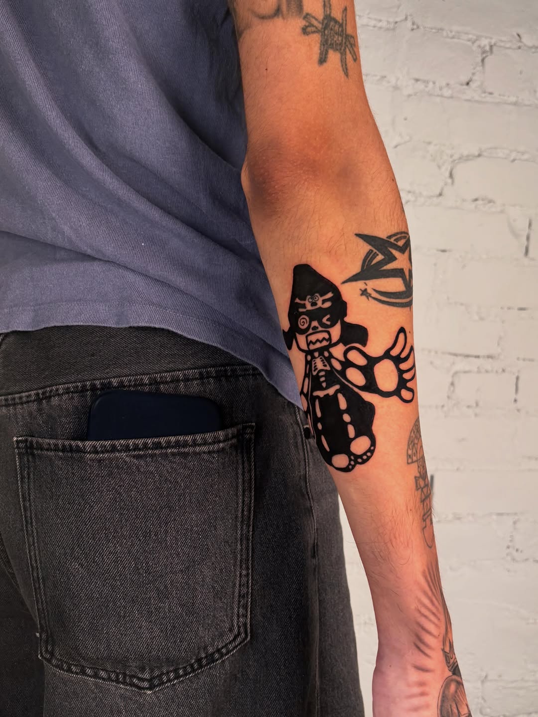 Character ignorant tattoo on the forearm by laura bianca