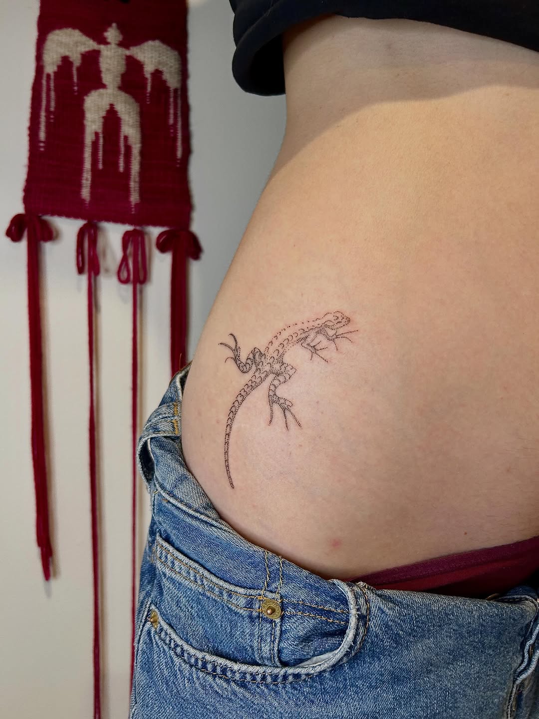 Lizard minimalist tattoo on the ribs by Nicolette