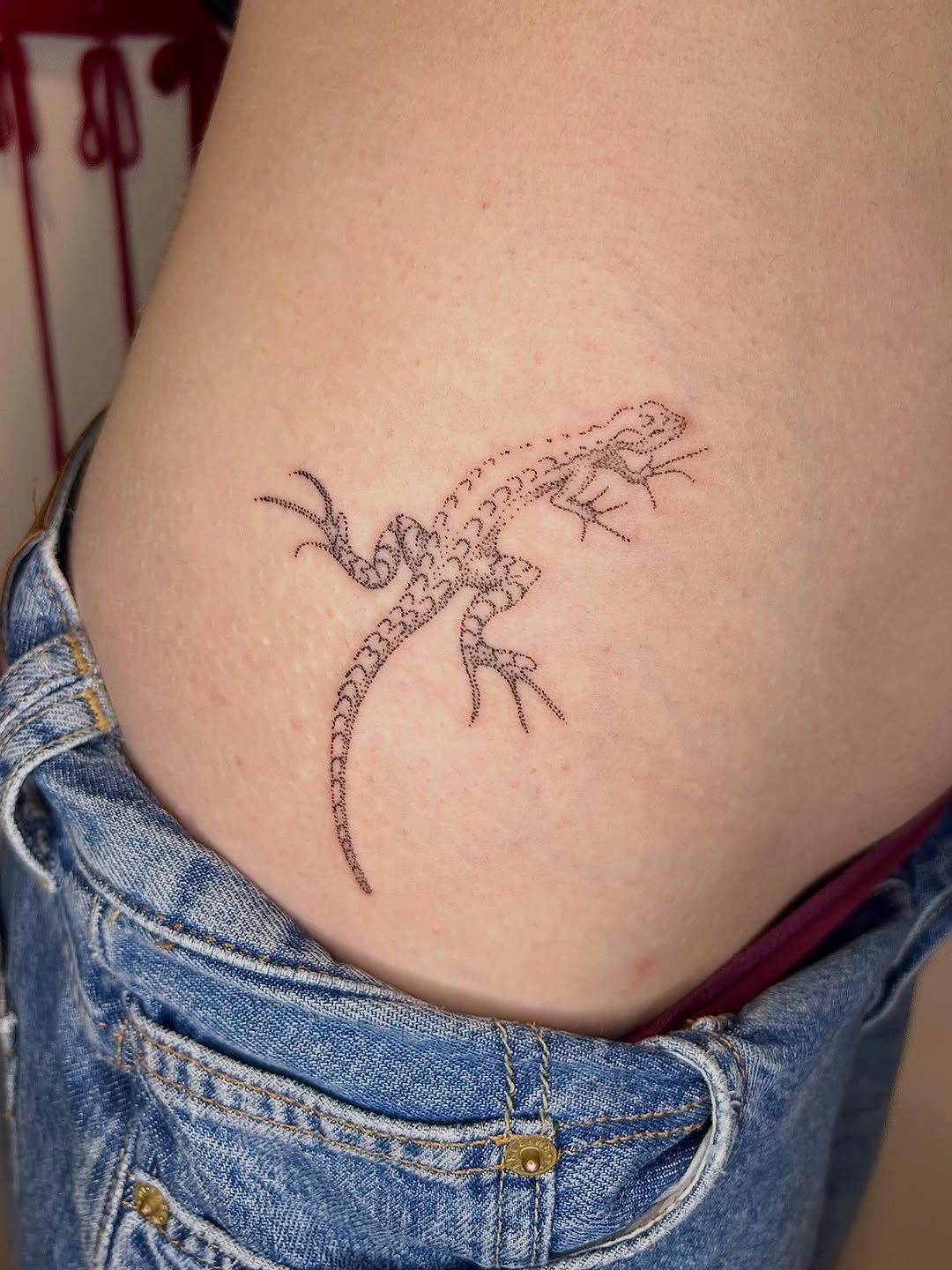 Lizard fine line tattoo on the thigh by Nicolette
