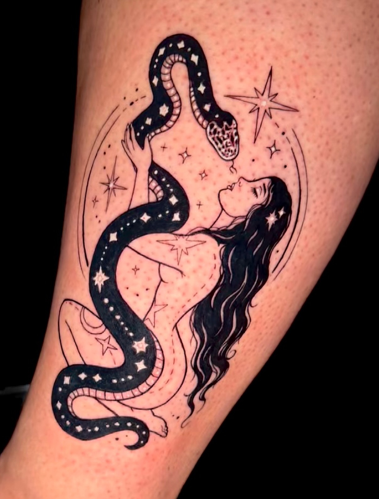 Woman with snake dotwork tattoo on the thigh by 𝓡𝓪𝔂𝓬𝓱𝓲𝓵𝓵 [ᴛᴀᴛᴛᴏᴏ ᴀʀᴛɪꜱᴛ] 💚