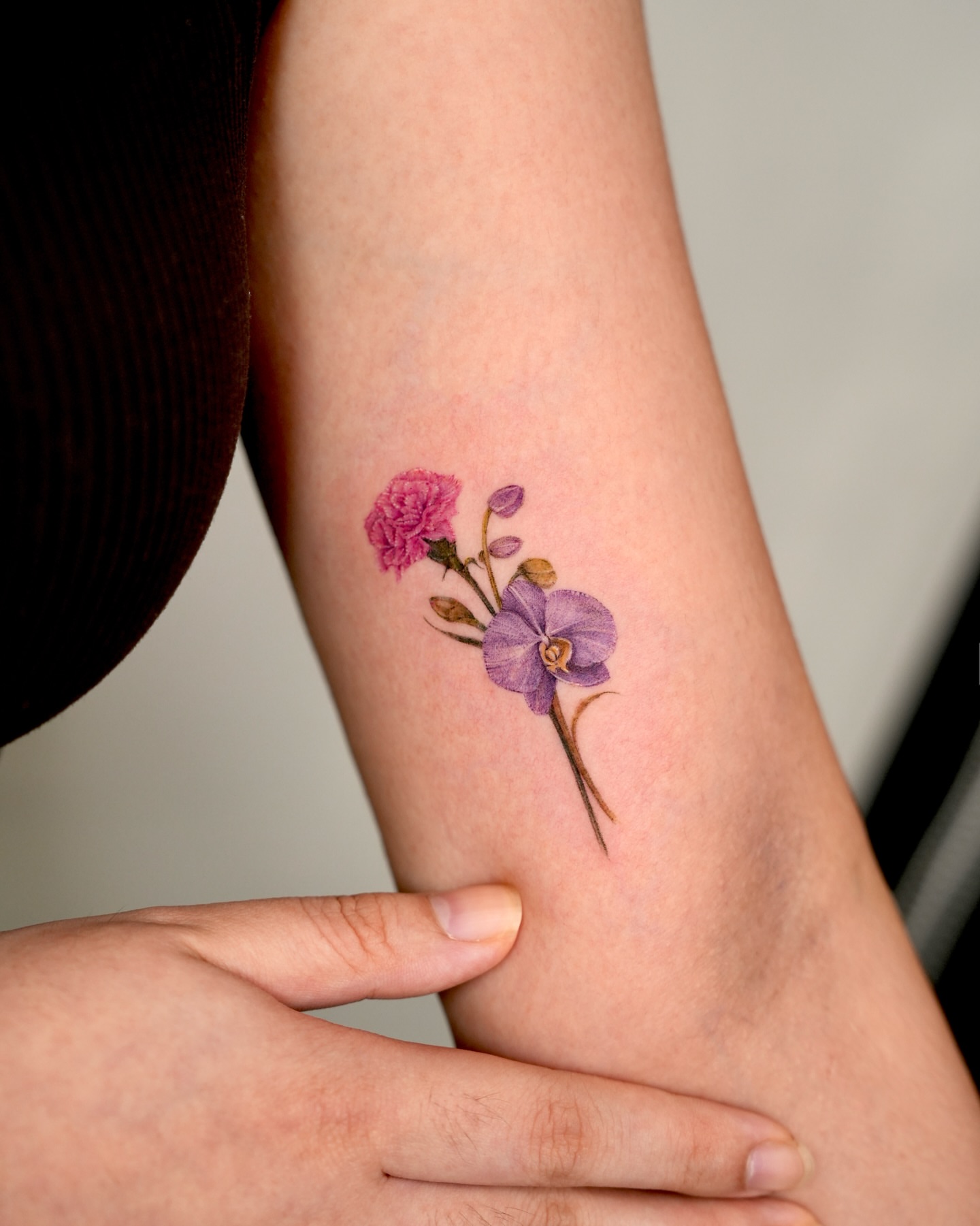 Flowers realism tattoo on the forearm by ⟡ 𝙶𝙰𝙾𝙽 ⟡ 제주타투 가온 Jejutattoo