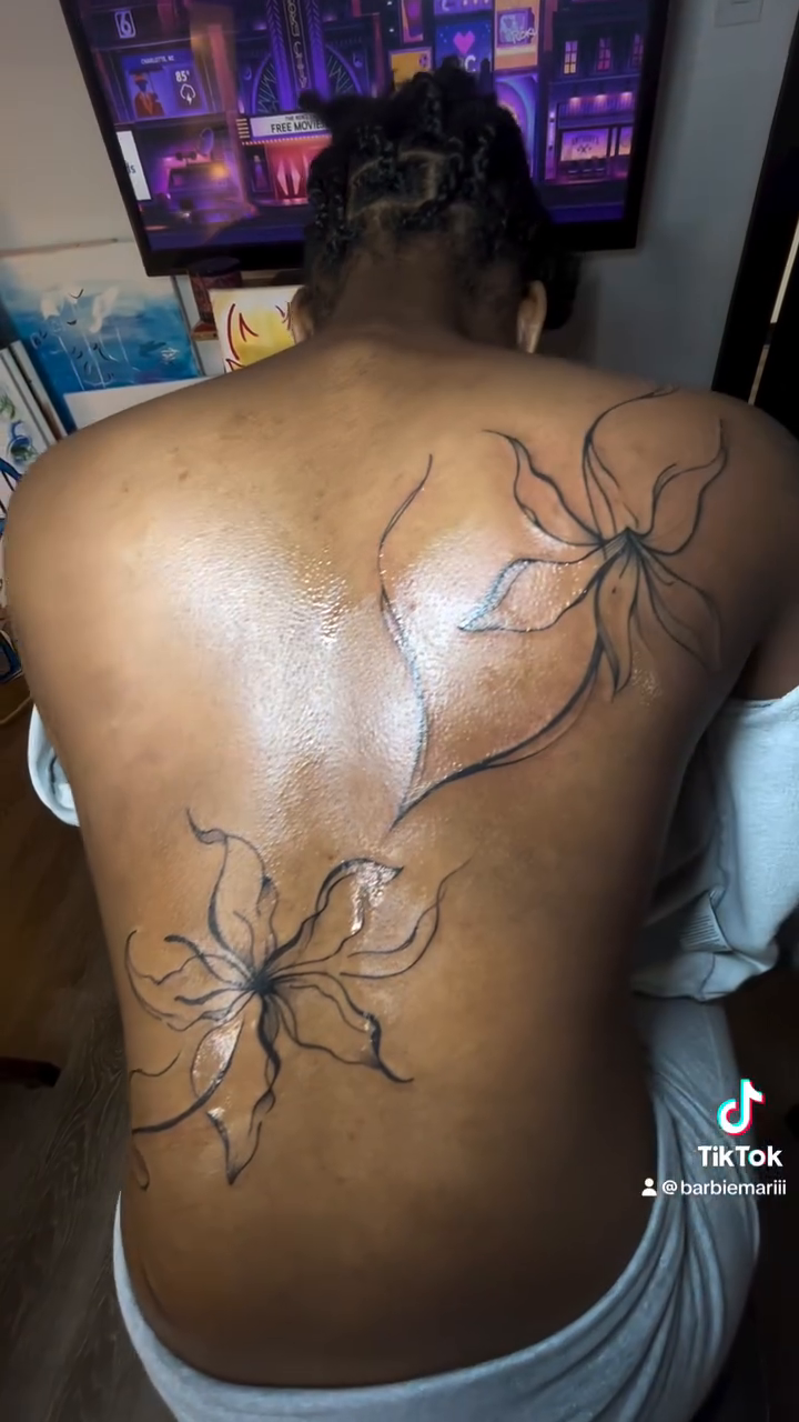 Floral back piece blackwork tattoo on the back by Barbie Mari ๐
โญ๏ธ