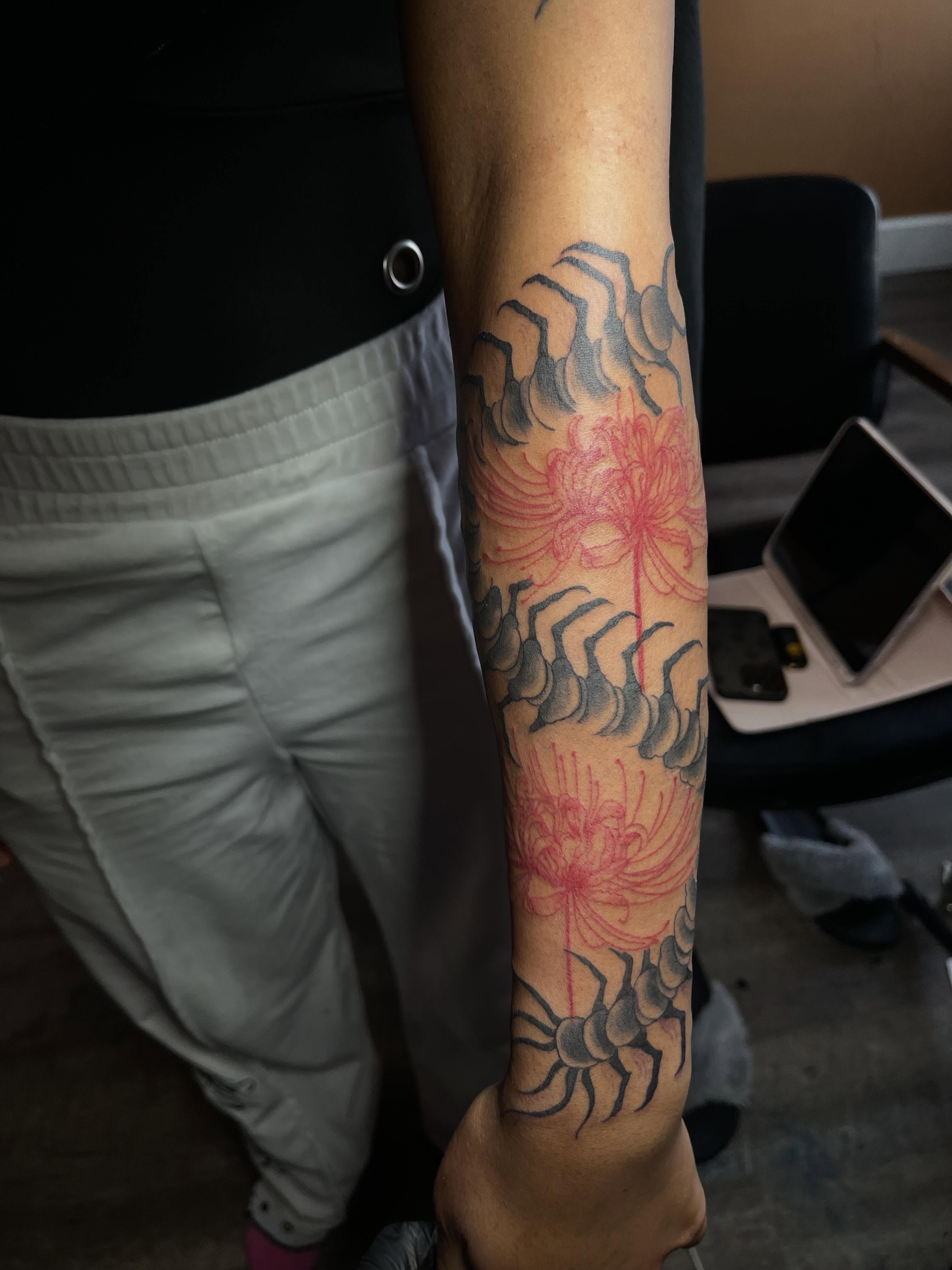Spiders and flowers japanese irezumi tattoo on the forearm by Tam💟👩🏽‍🎨