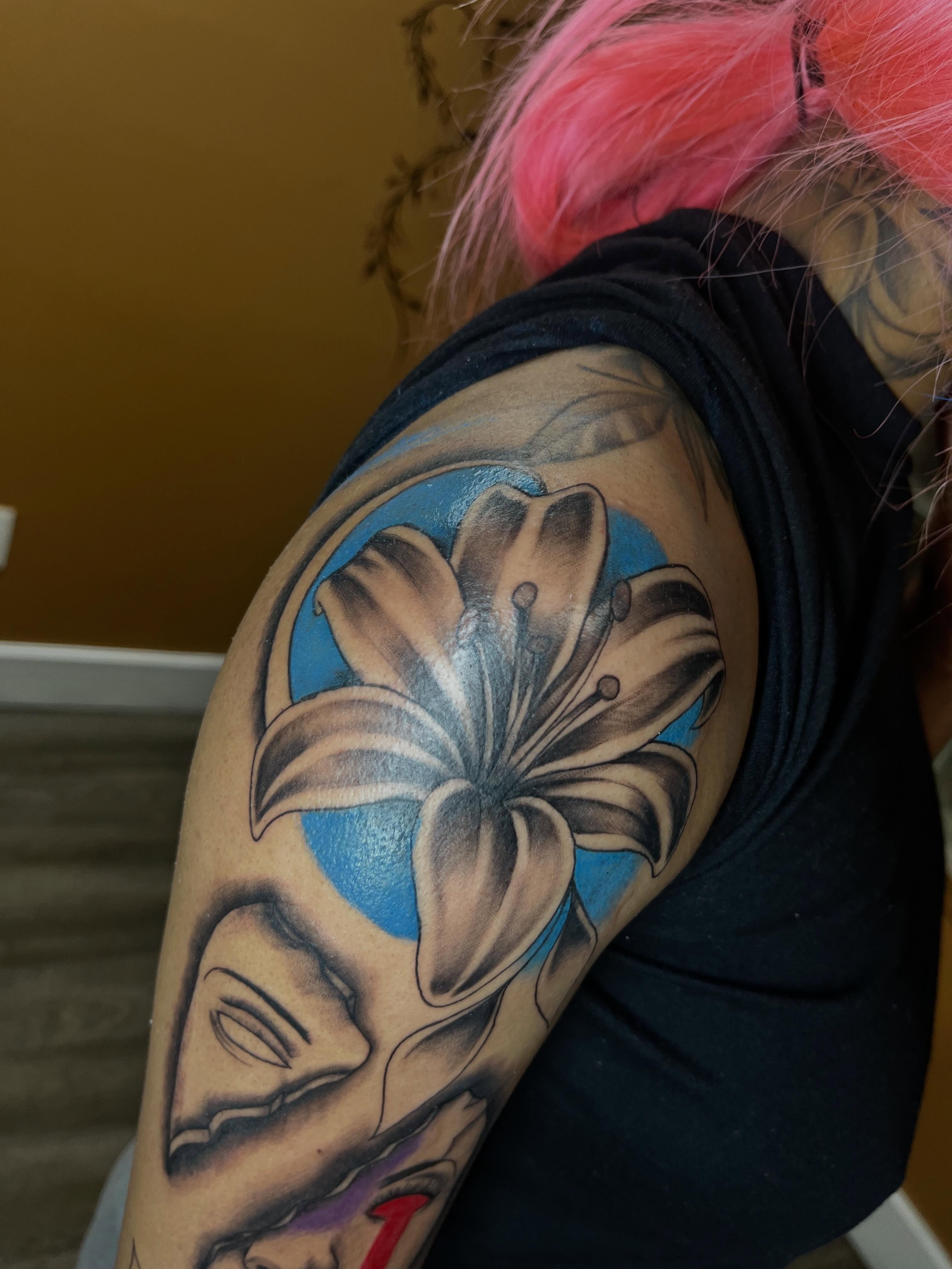 Lily and skull realism tattoo on the shoulder by Tam💟👩🏽‍🎨