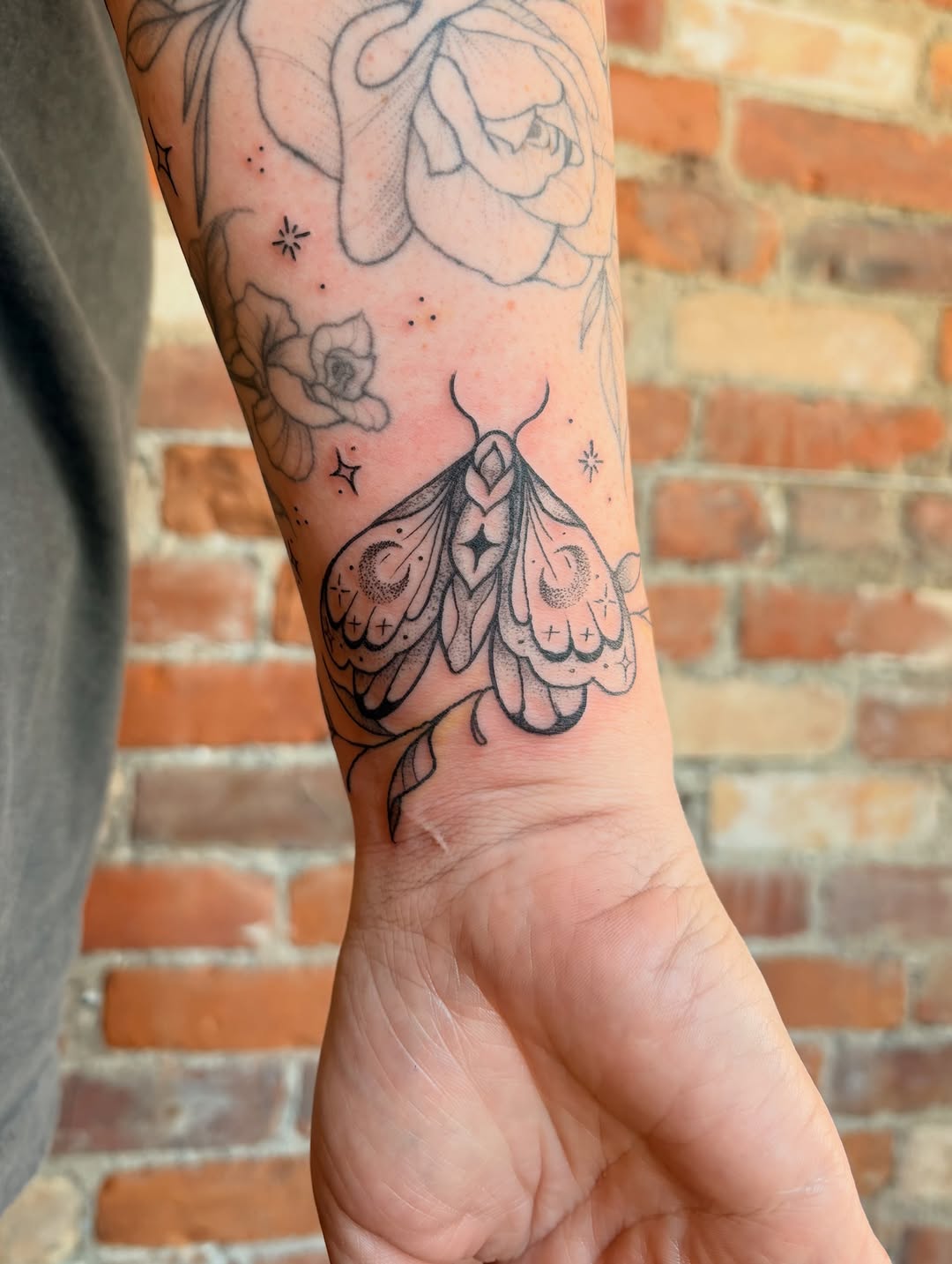 Tattoo by @jenozart — fine_line, dotwork