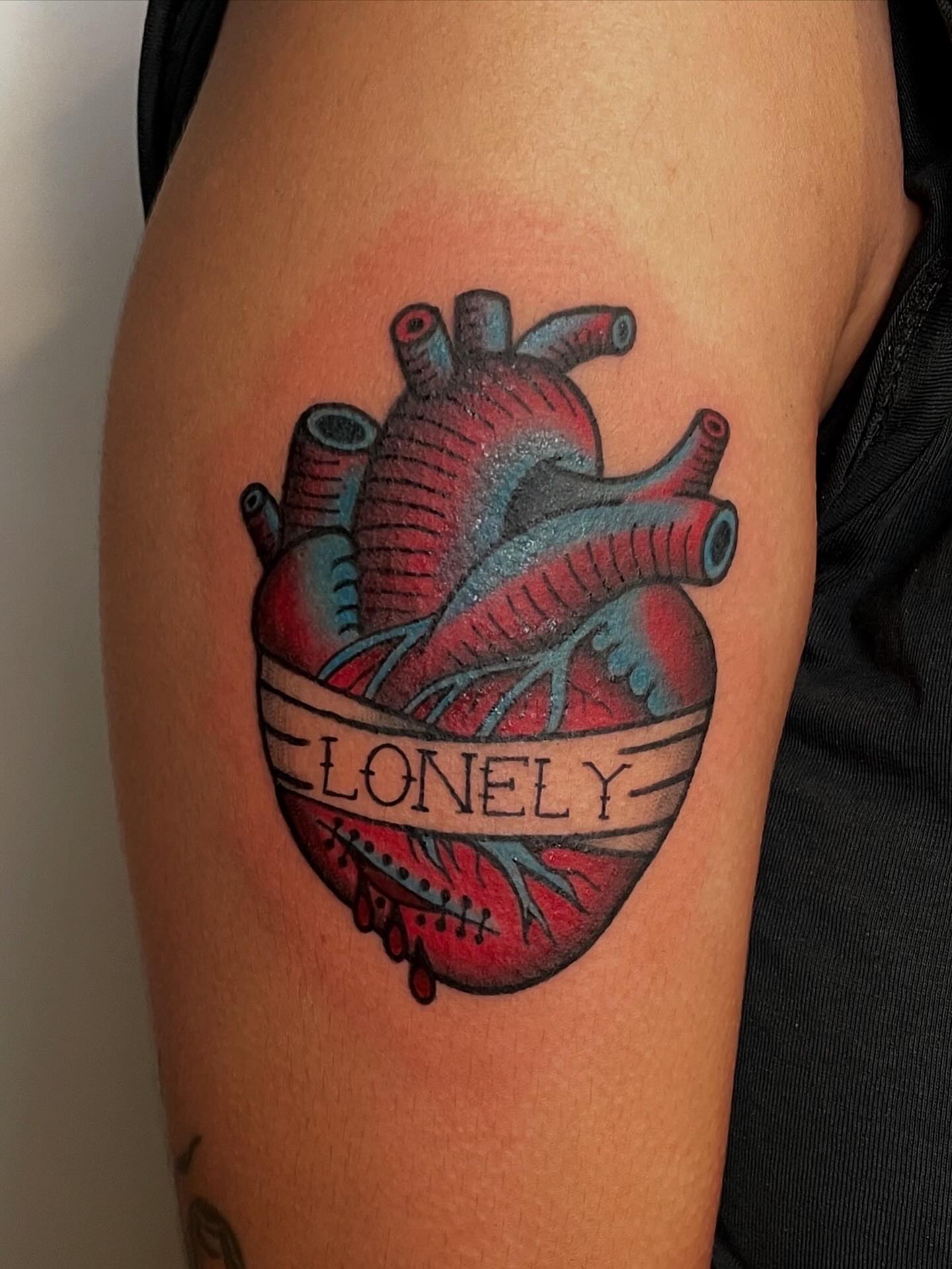 Heart American traditional tattoo on the thigh by 🇲🇽 Kiki