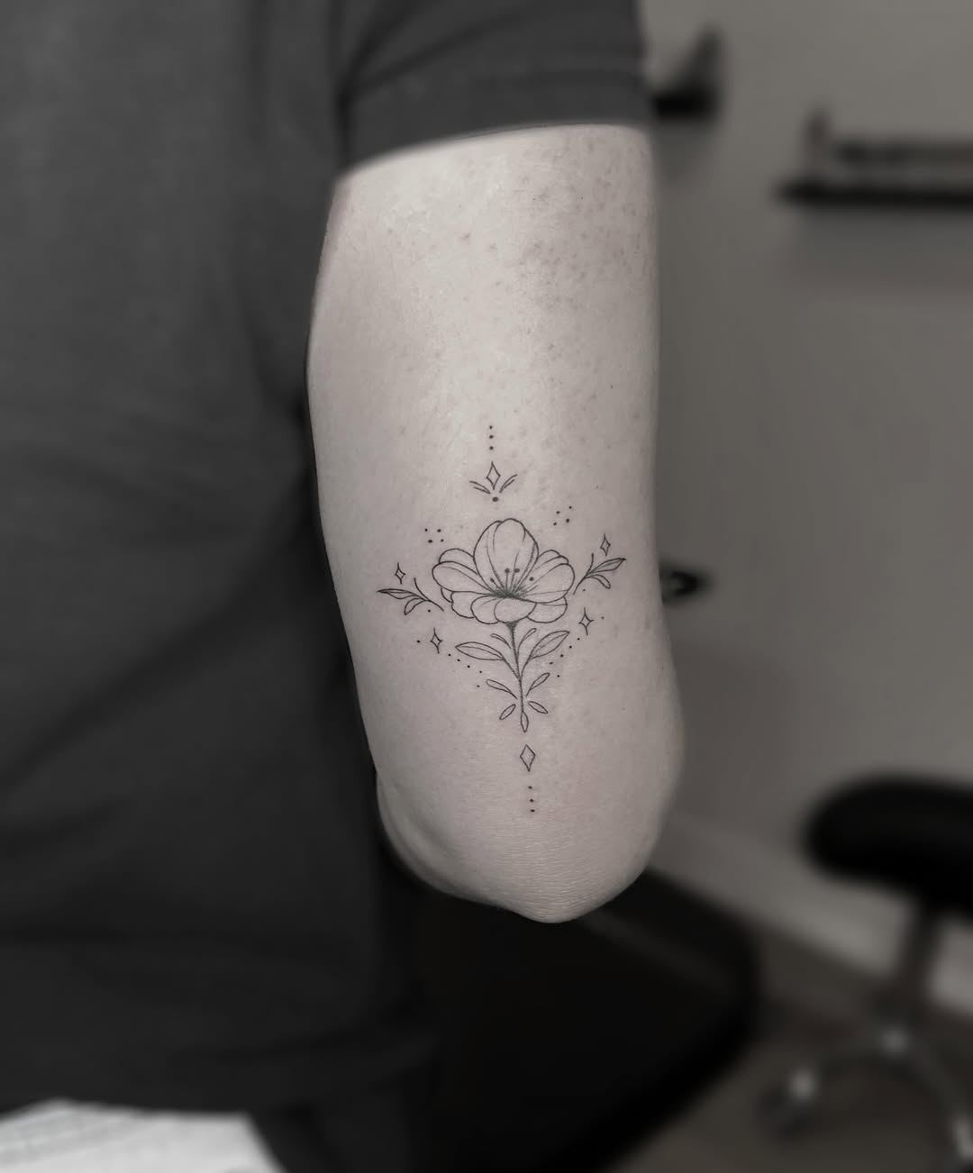 Flower with geometric accents ornamental tattoo on the forearm by 𝒜𝓇𝓉𝒾𝓈𝓉 𝒟𝒶𝒾𝓈𝓎 ♡