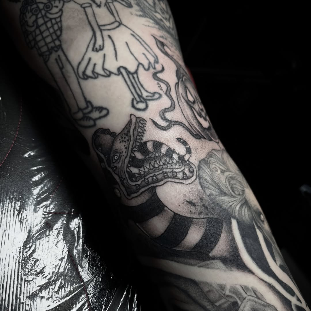 Demon and woman black and grey tattoo on the forearm by 𝒜𝓇𝓉 𝒷𝓎 𝒱𝑒 𝒩𝑜𝒸𝓉𝑒𝓂