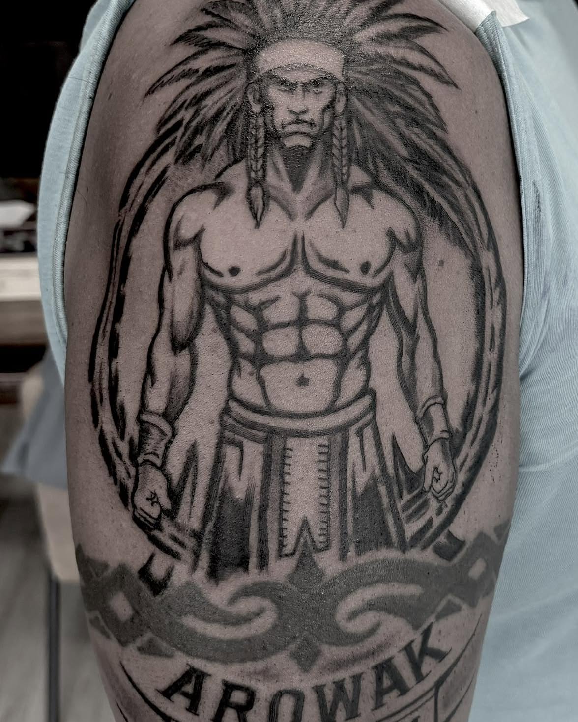 Indian warrior black and grey tattoo on the upper arm by Léon Huiting