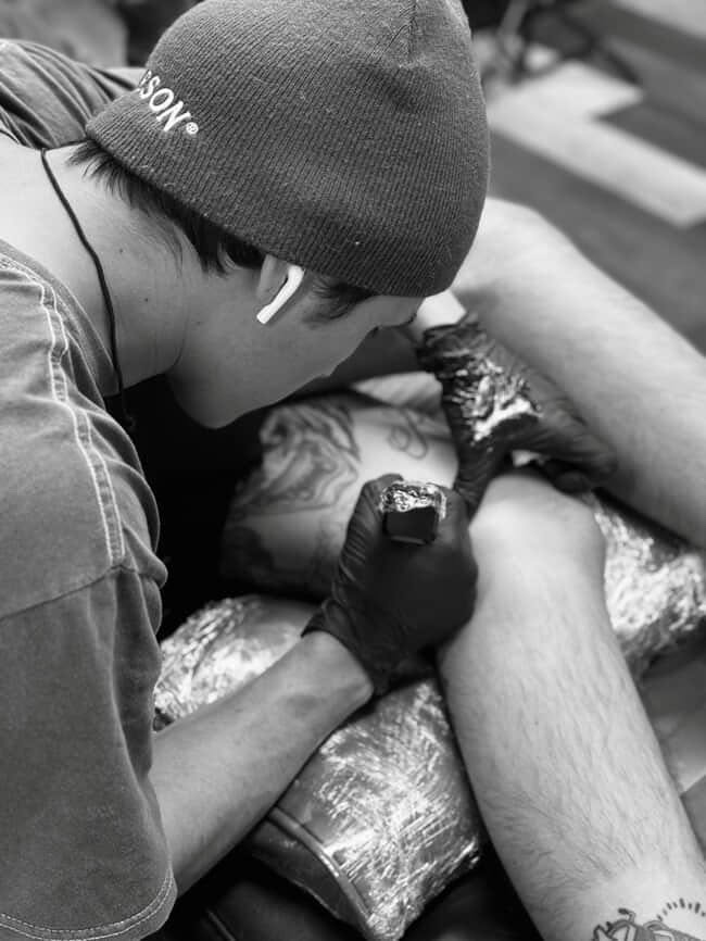 Leg black and grey tattoo on the leg by Sebastián Vallejo