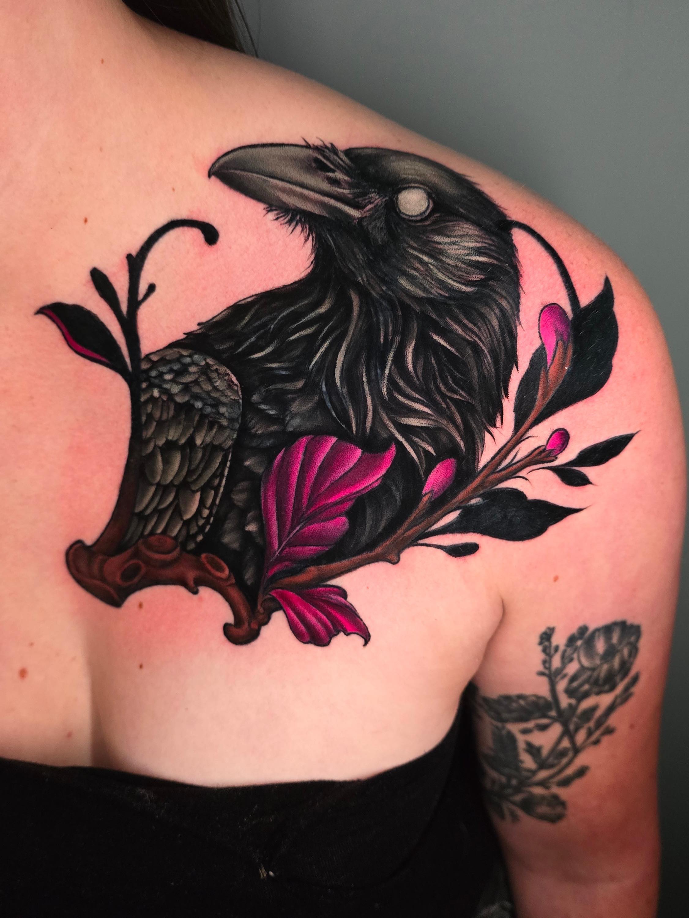 Raven realism tattoo on the shoulder by Tank Maass