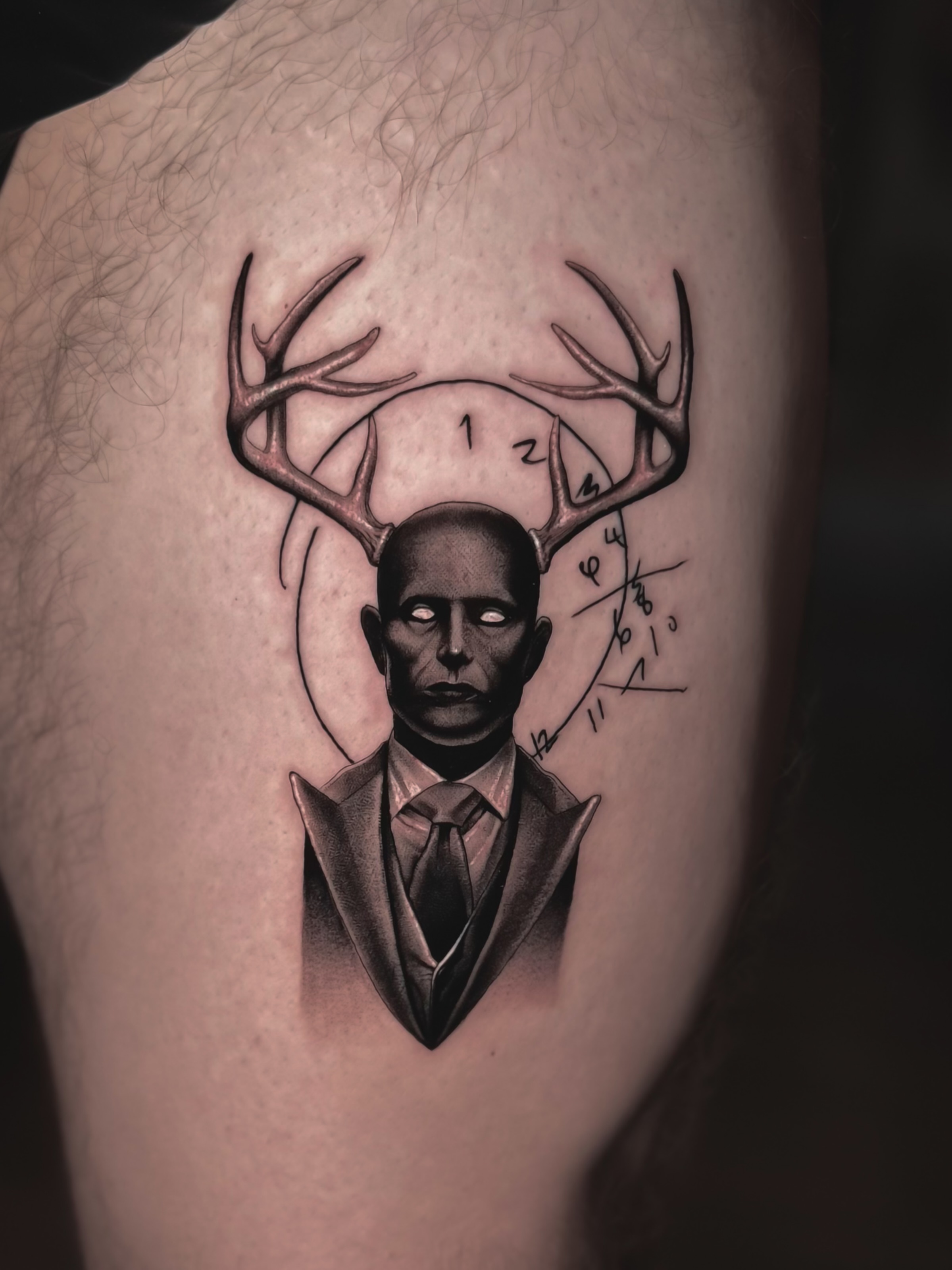 Deer antlers and man dark realism tattoo on the thigh by ๐
๐๐๐๐ณ๐ฎ๐ฆ๐ข ๐๐๐ญ๐ญ๐จ๐จs