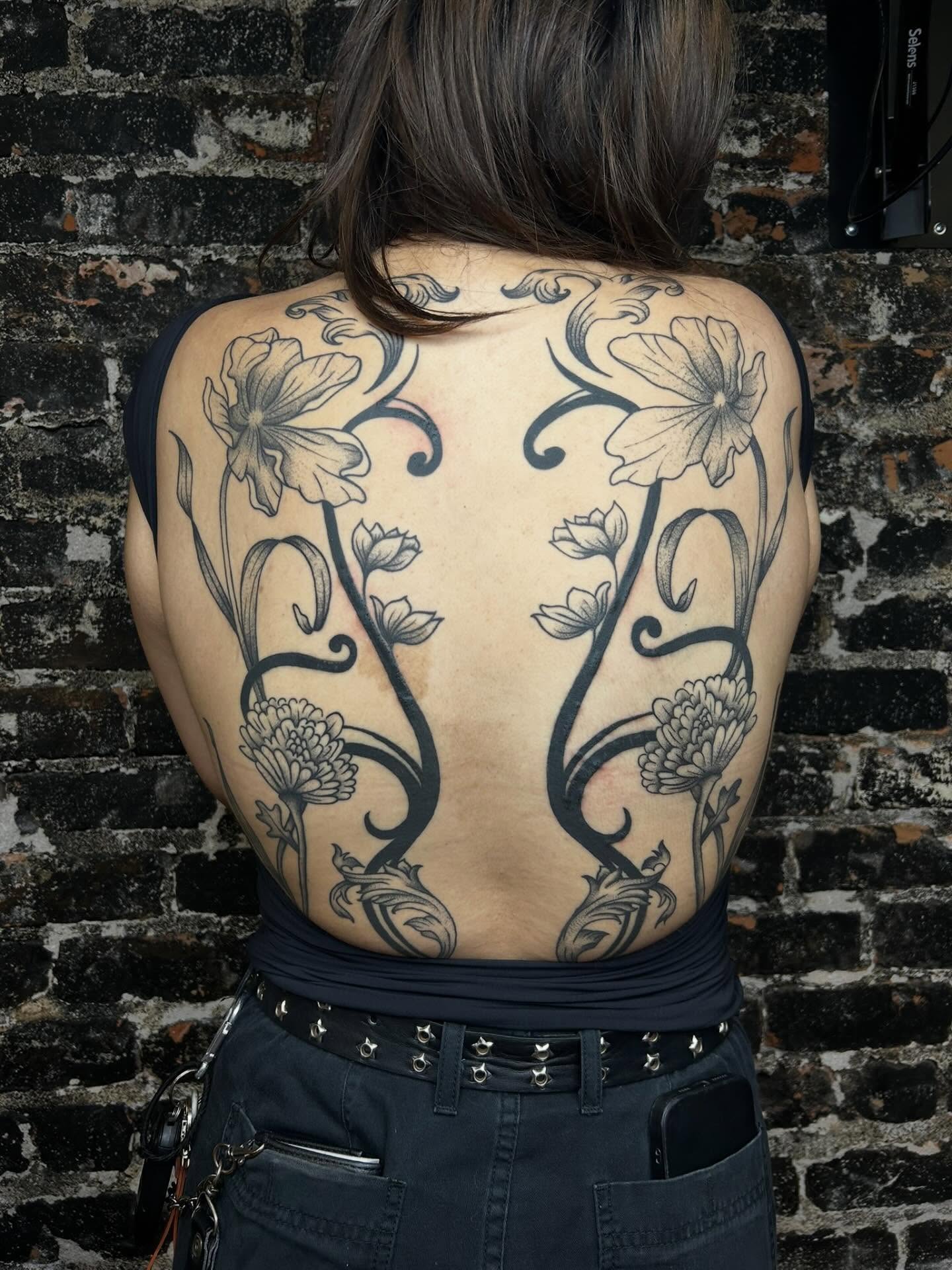 Floral vine black and grey tattoo on the back by 🇲🇽 Kiki