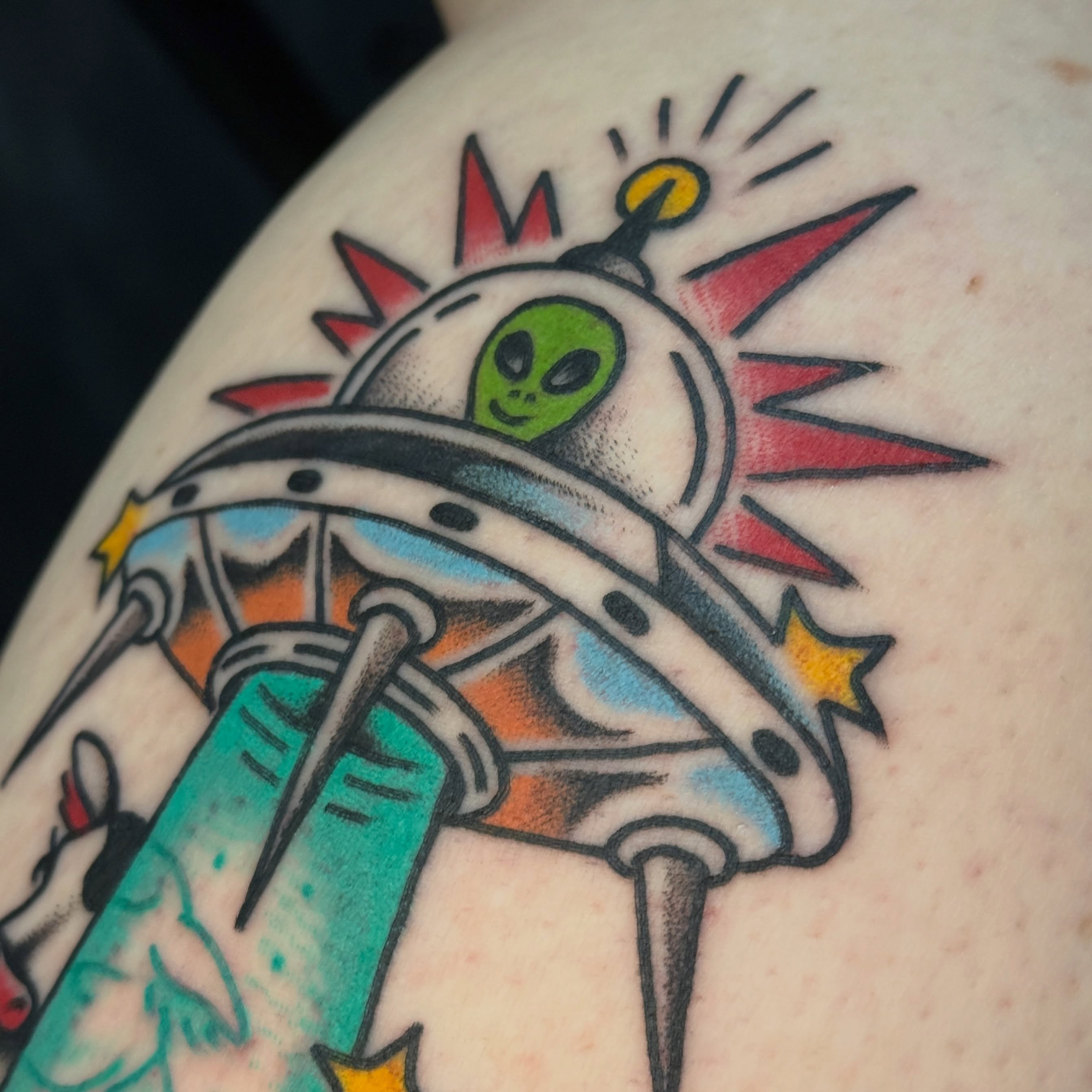 Alien spaceship American traditional tattoo on the shoulder by Traddy Maddie ๐