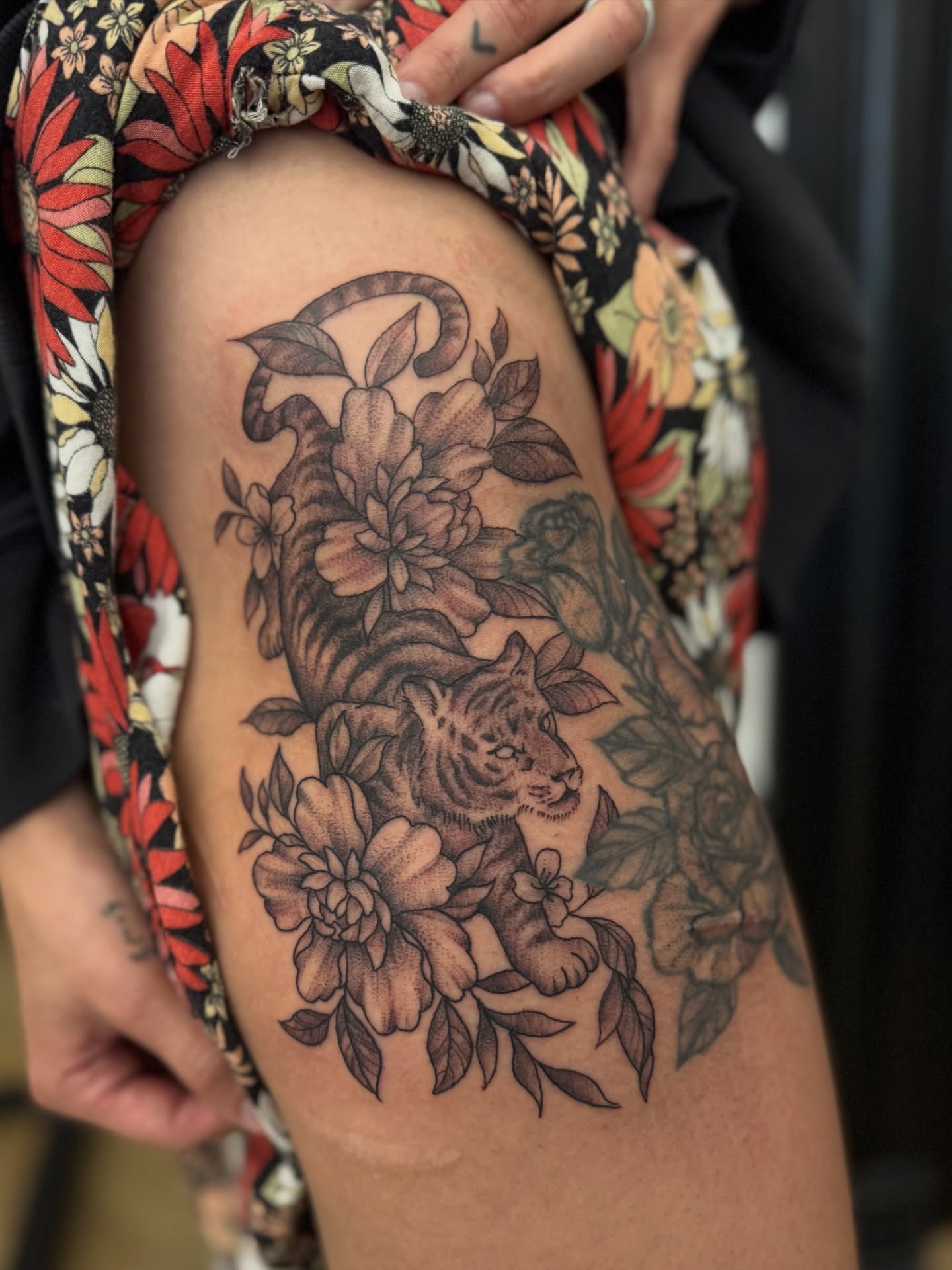 Tattoo by @chloemarietattoo โ dotwork, japanese_irezumi