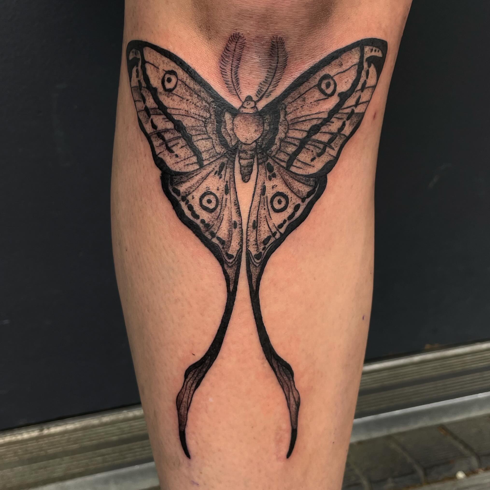 Tattoo by @trisaratoptattoos β black_and_grey