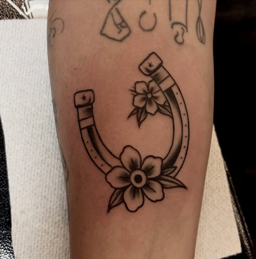 Tattoo by @aannamosity — american_traditional