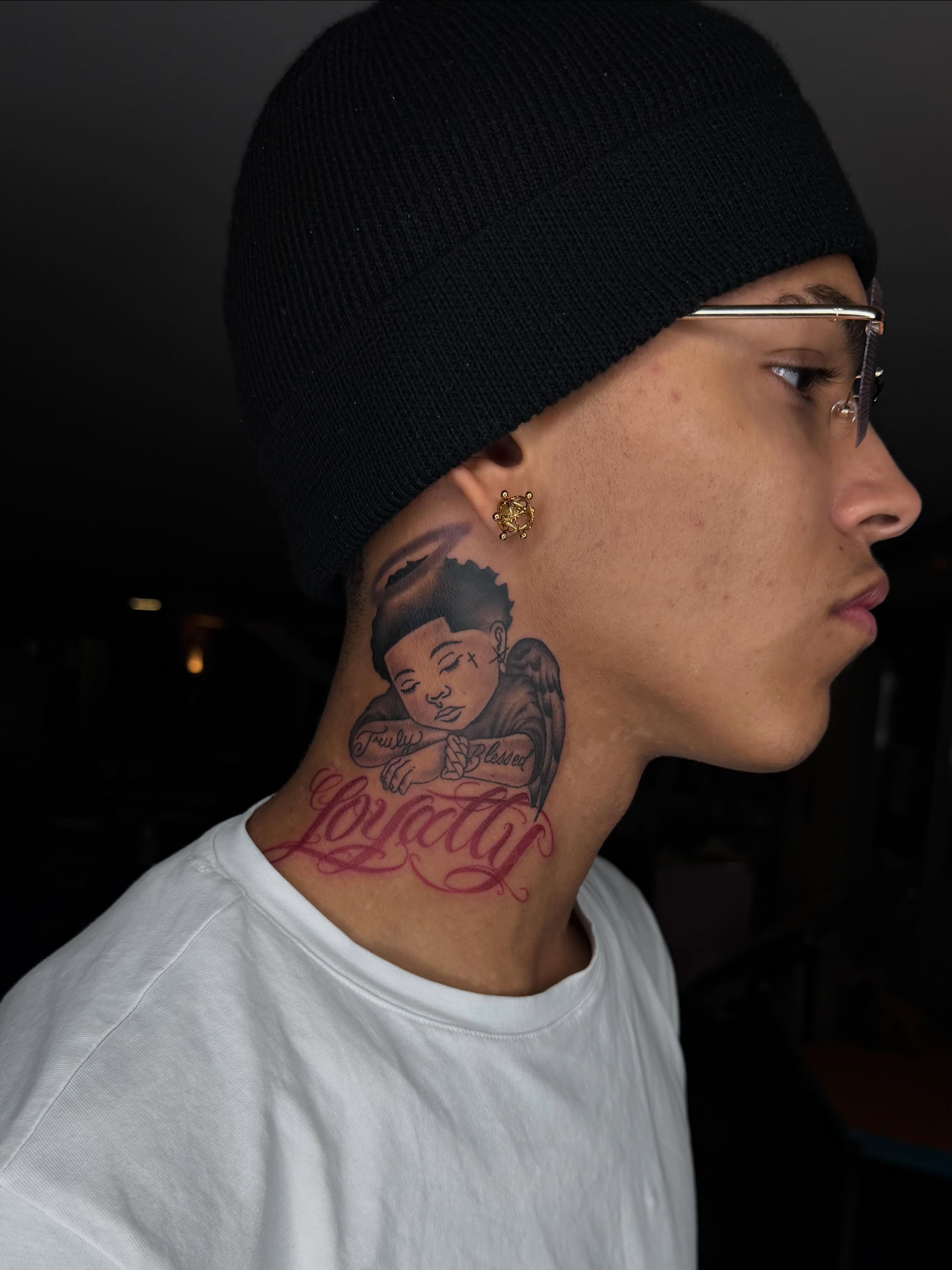 Baby and angel American traditional tattoo on the neck by Tattoo (Réaliste), Toulouse, Occitanie