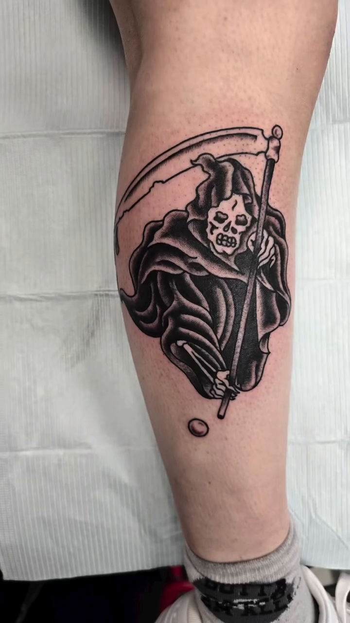Tattoo by @yourmomsfavoritetattooartist — blackwork
