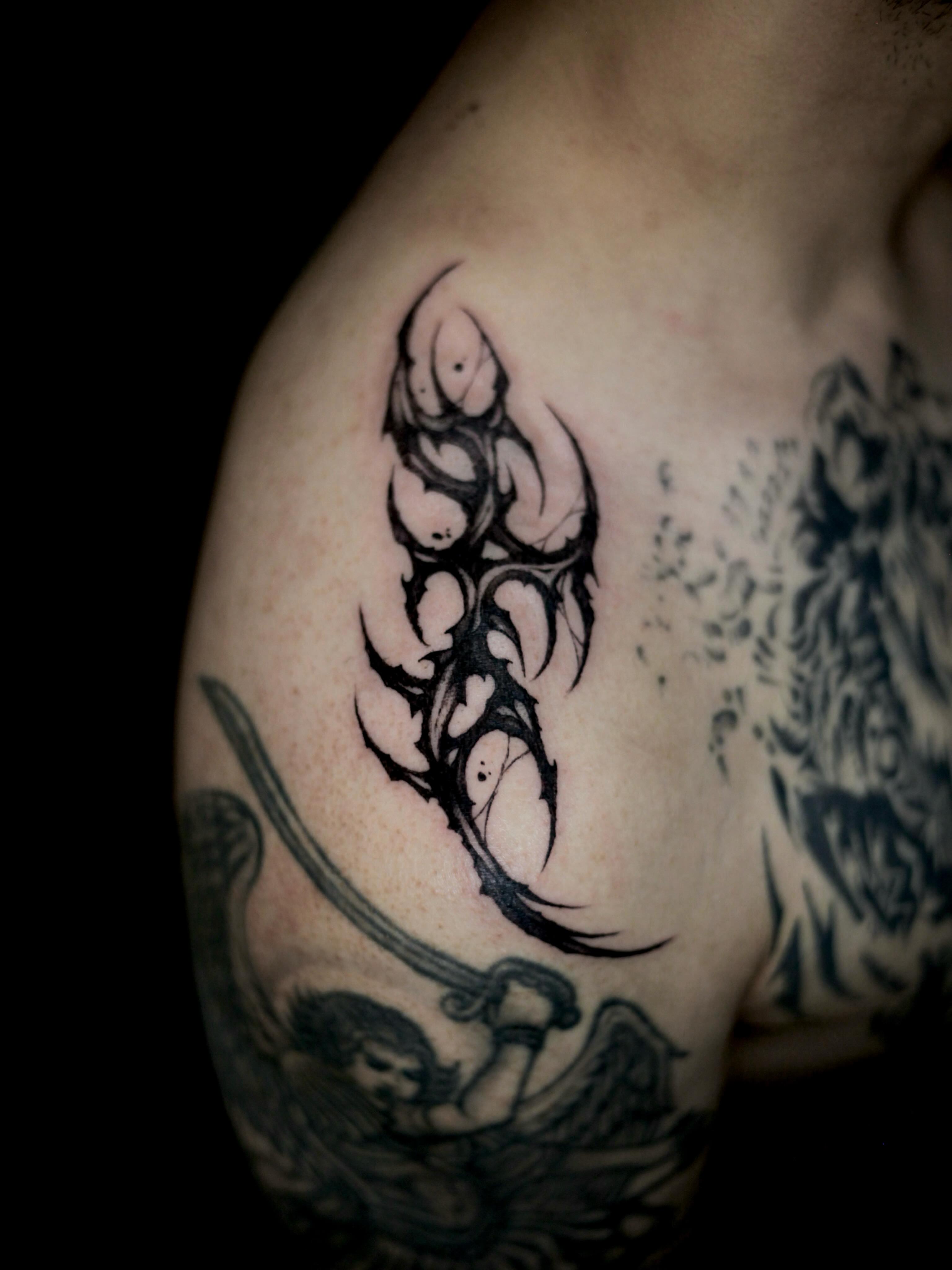Scorpion tribal tattoo on the shoulder by Kimgang 김강