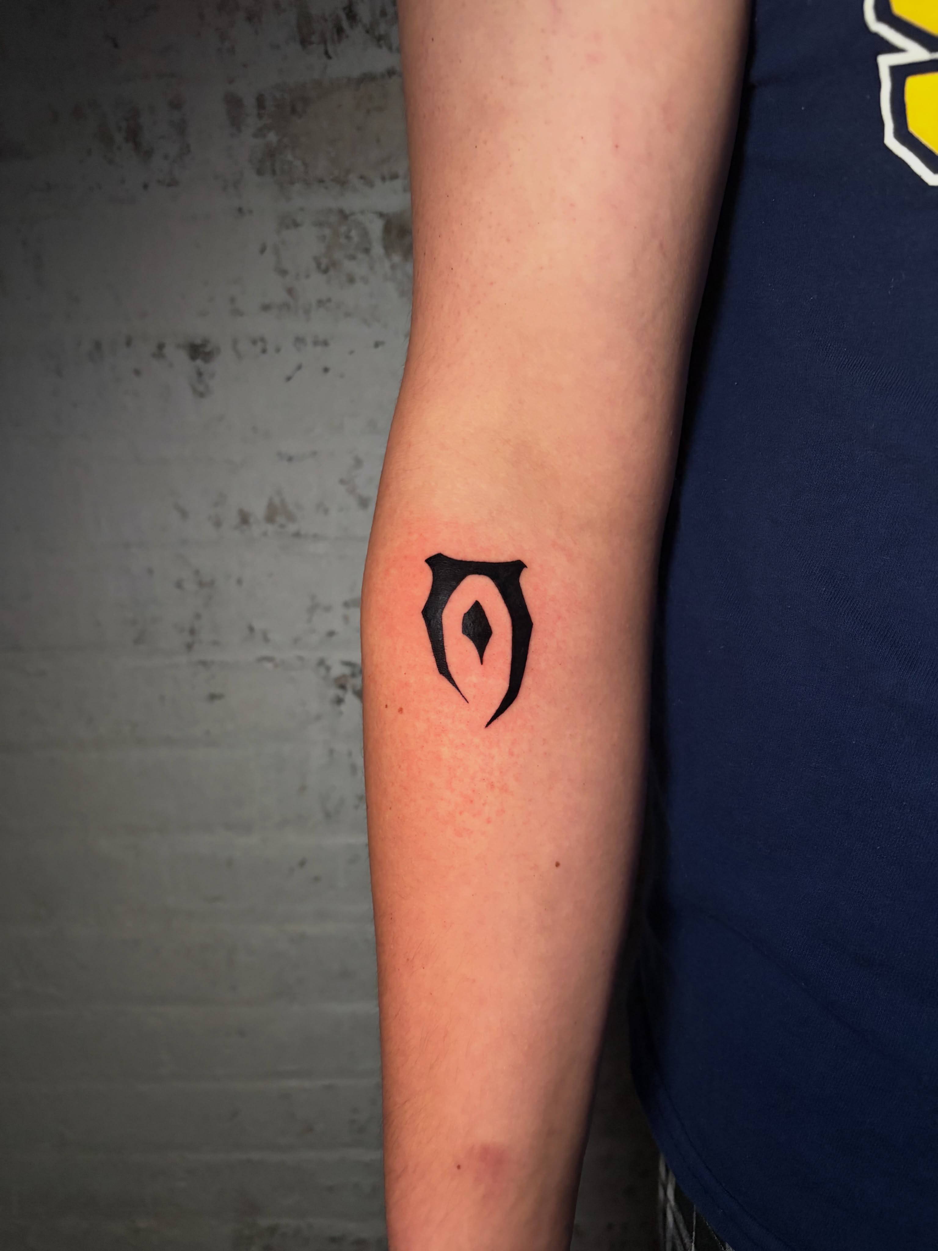 World of warcraft horde symbol geometric tattoo on the forearm by Musa Selman