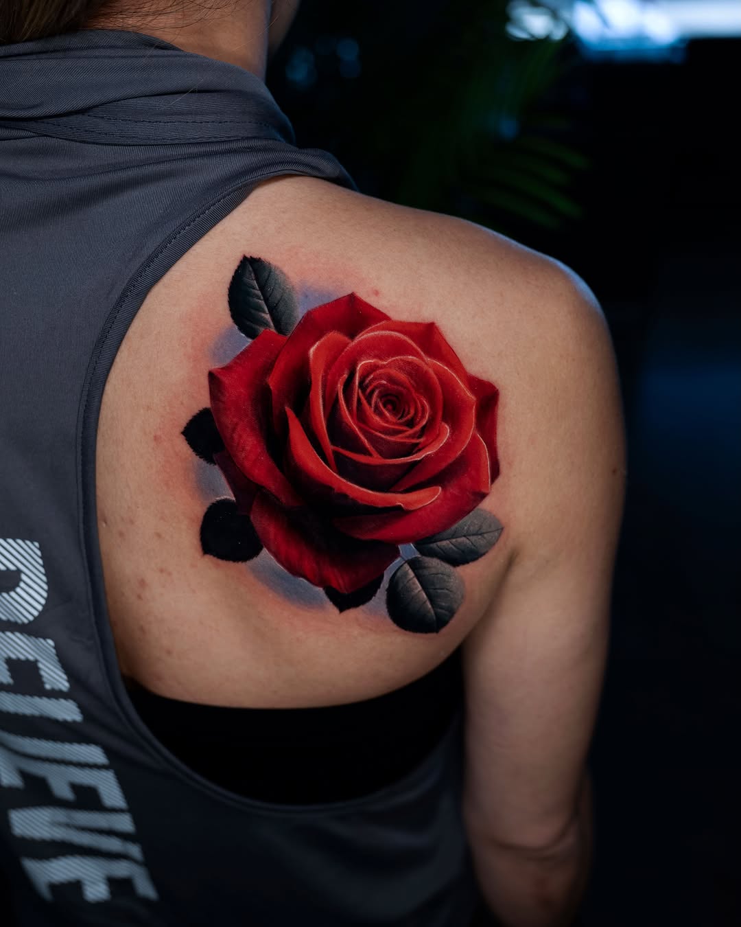 Red rose neo-traditional tattoo on the shoulder by Alex Moro