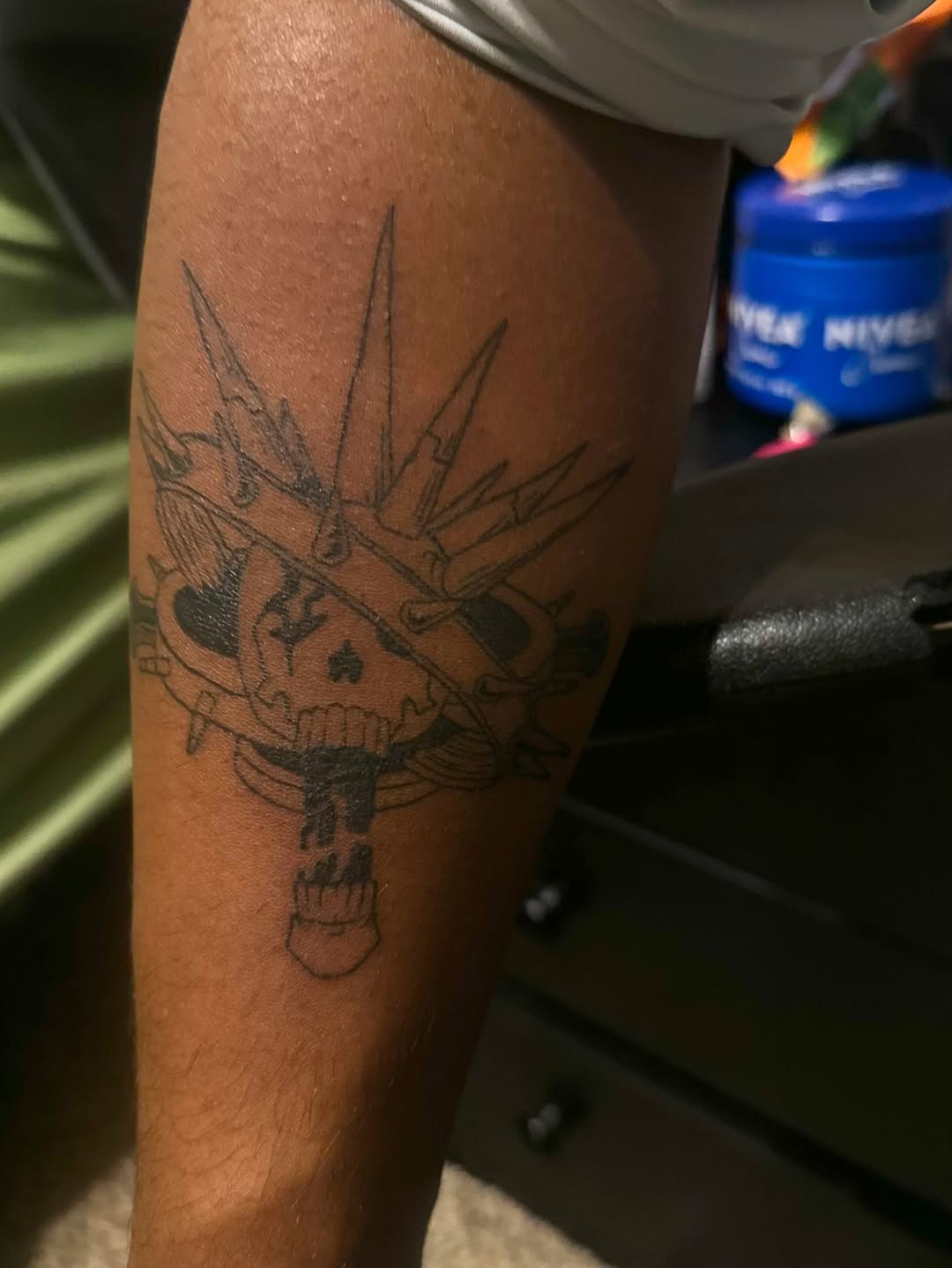 Skull with crown tattoo on the thigh by winrytattoome