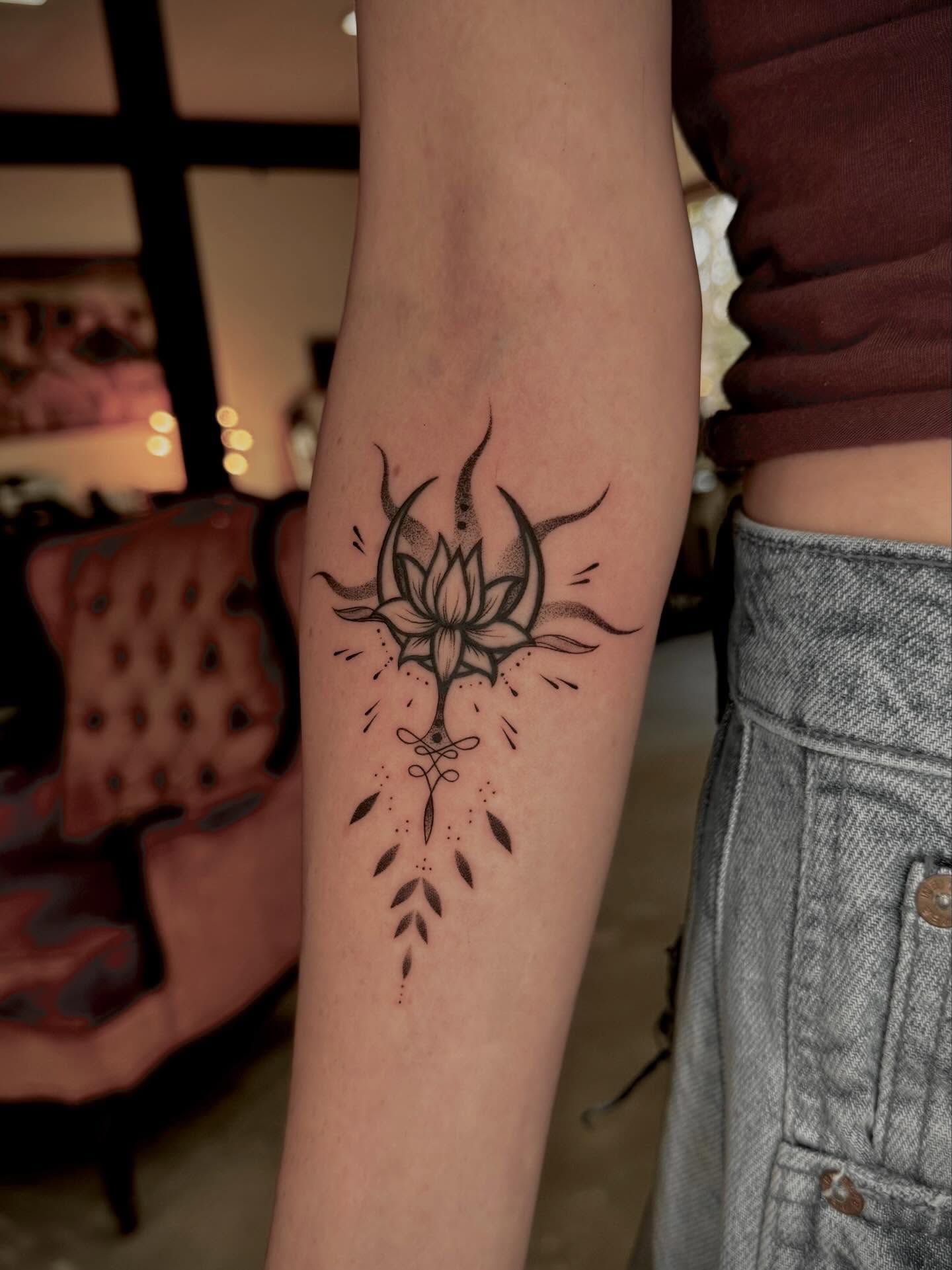 Lotus flower dotwork tattoo on the forearm by 𝓛𝓲𝓷𝓪 ∙ ғɪɴᴇʟɪɴᴇ ᴛᴀᴛᴛᴏᴏs ∙ ᴄʜᴀʀʟᴏᴛᴛᴇ ɴᴄ🇺🇸 🇺🇦