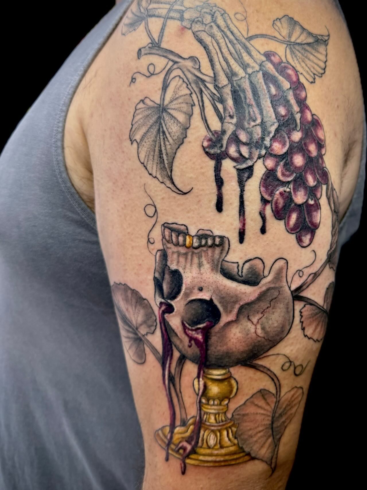 Skull with grapes realism tattoo on the upper arm by ⋆༺⋆˖⁺‧₊  ☽  ⛦⃝  ☾  ₊‧⁺˖⋆༻⋆𝔄𝔩𝔬𝔫𝔡𝔯𝔞  🌾