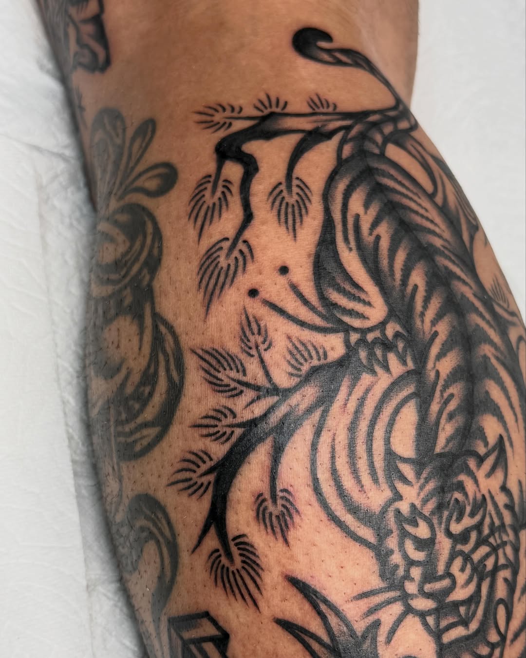 Dragon and tree black and grey tattoo on the forearm by 올드스쿨타투 블랙스쿨타투 부천타투 알로