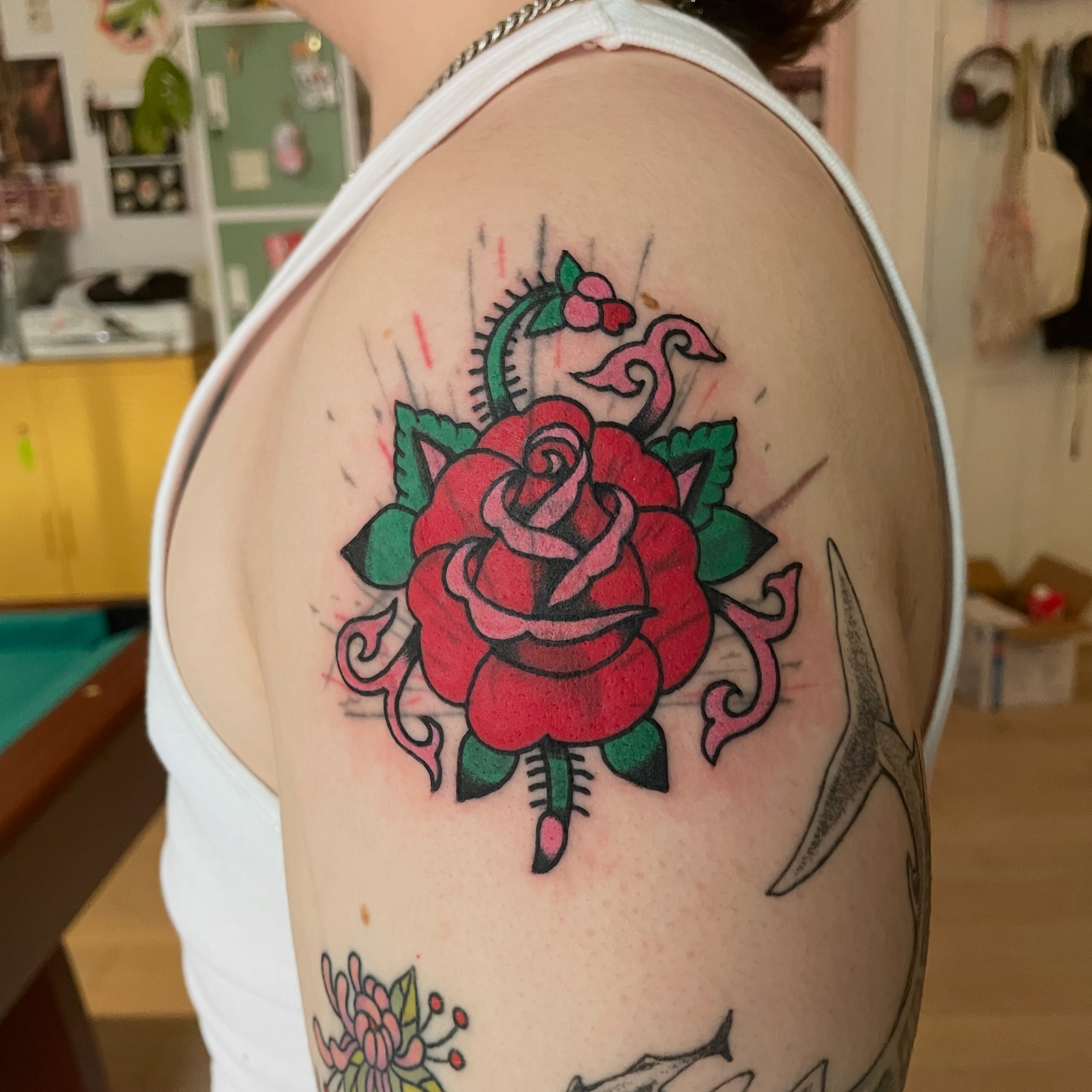 Red rose American traditional tattoo on the shoulder by zoe ๐