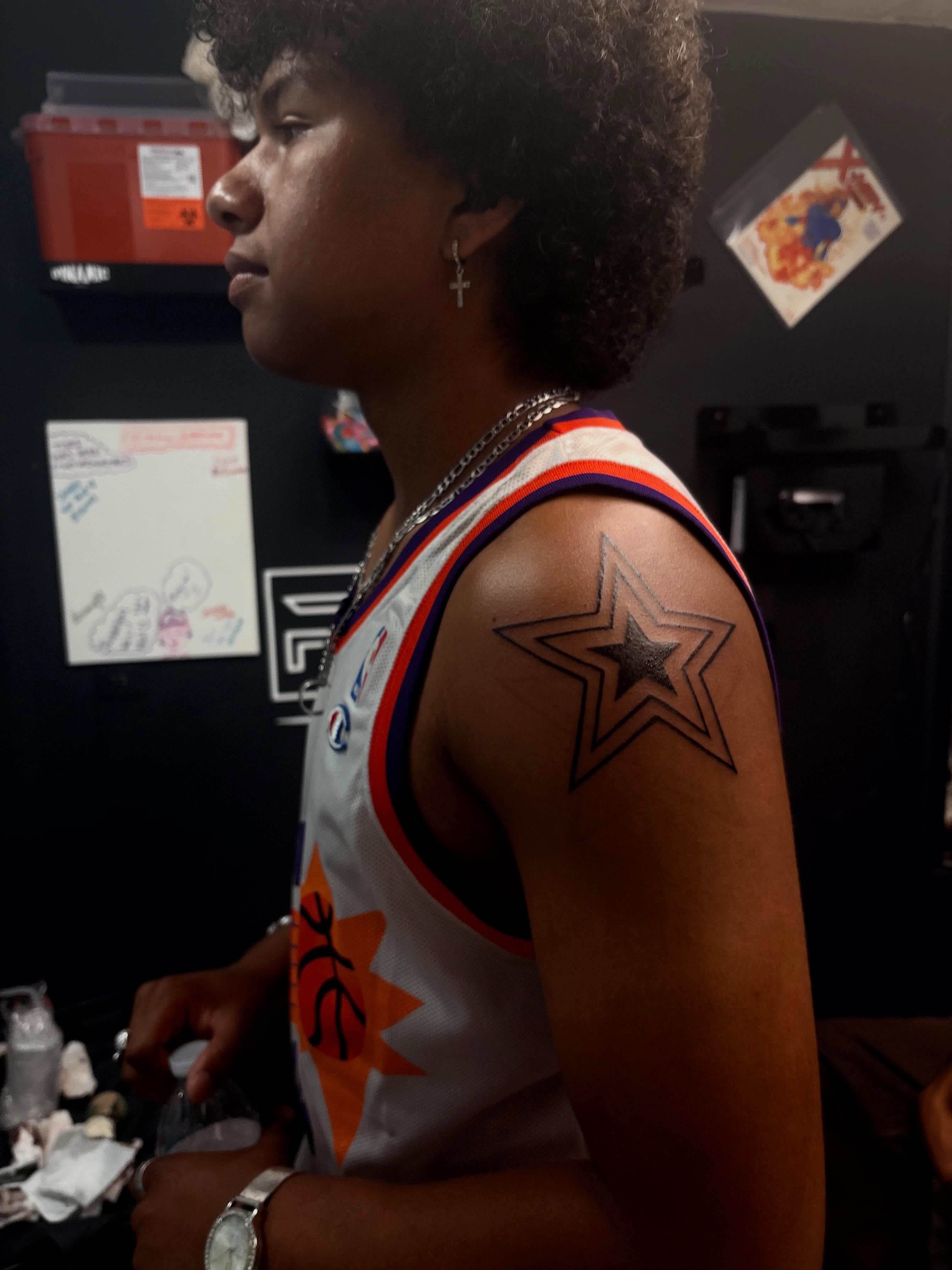 Star American traditional tattoo on the shoulder by 𝓚𝓪𝓻𝓶𝓪💫
