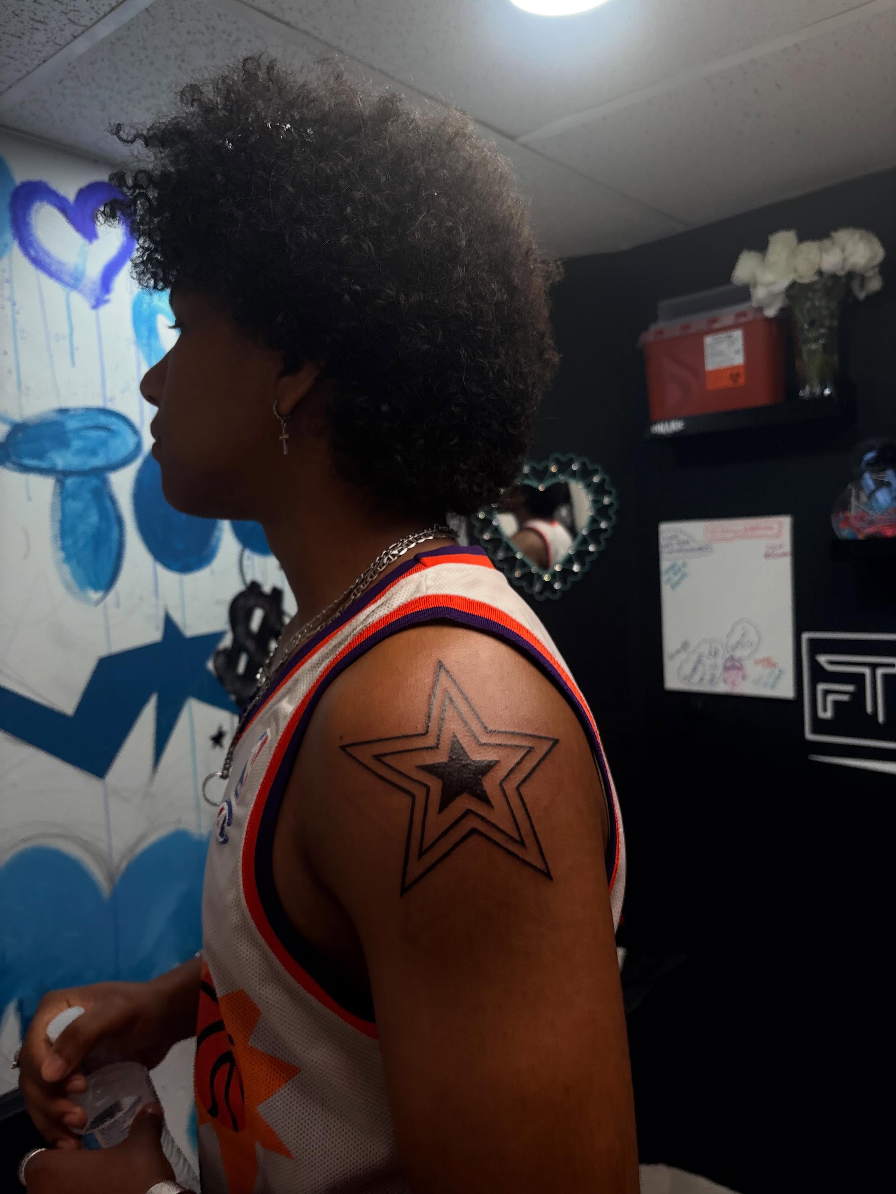 Star American traditional tattoo on the shoulder by 𝓚𝓪𝓻𝓶𝓪💫