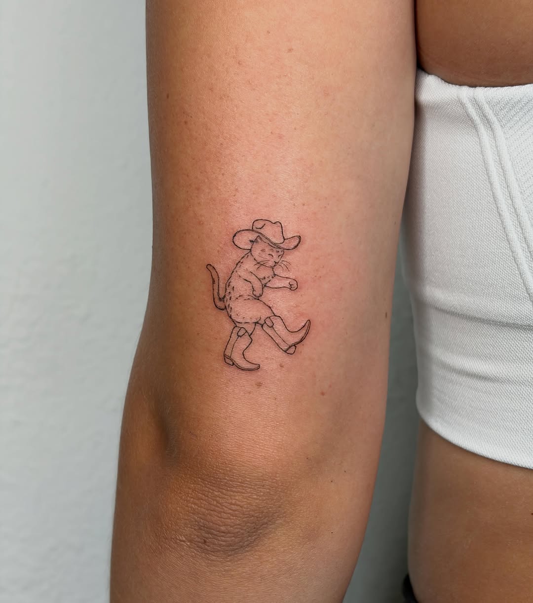 Tattoo by @alyssadoestattoos โ fine_line, minimalist