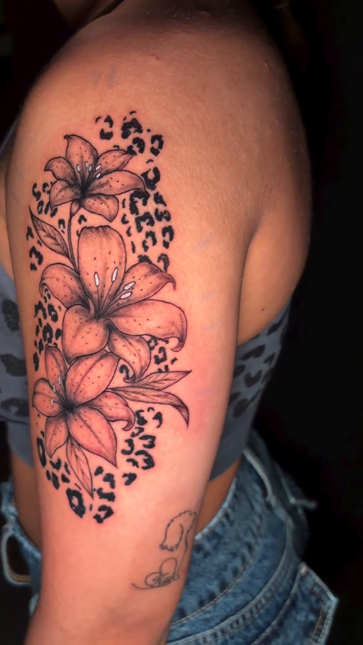 Fine line tattoo on the upper arm by @getmoneetattz