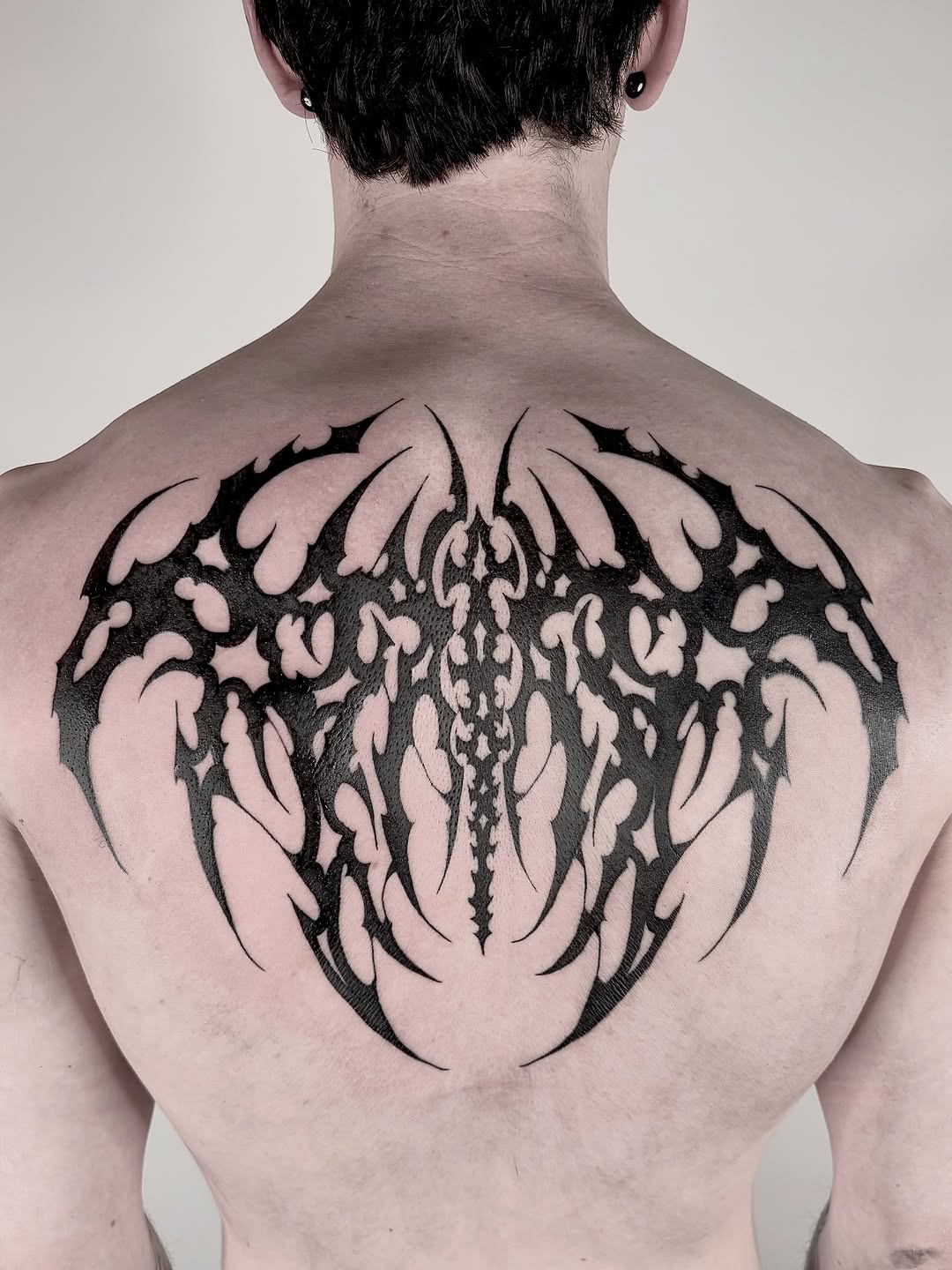 Tribal abstract design blackwork tattoo on the back by <3 eve’s tattoos <3