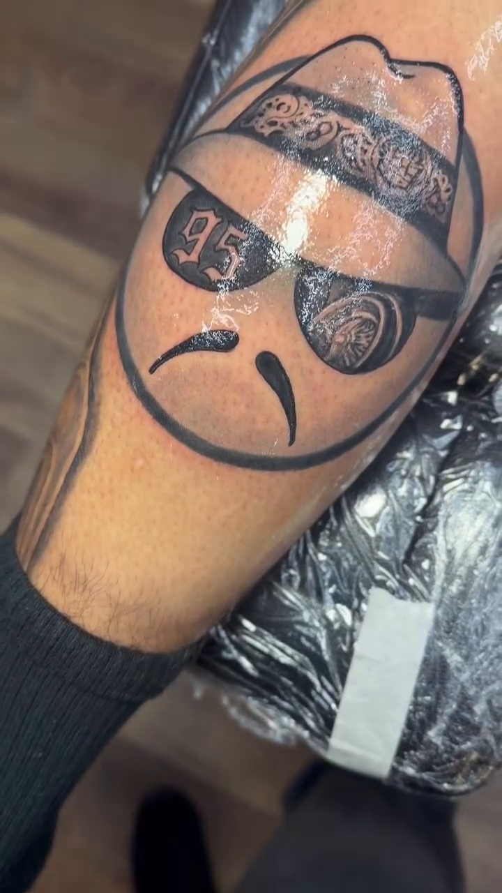 Cholo face with sunglasses realism tattoo on the forearm by Oscar Saldaña