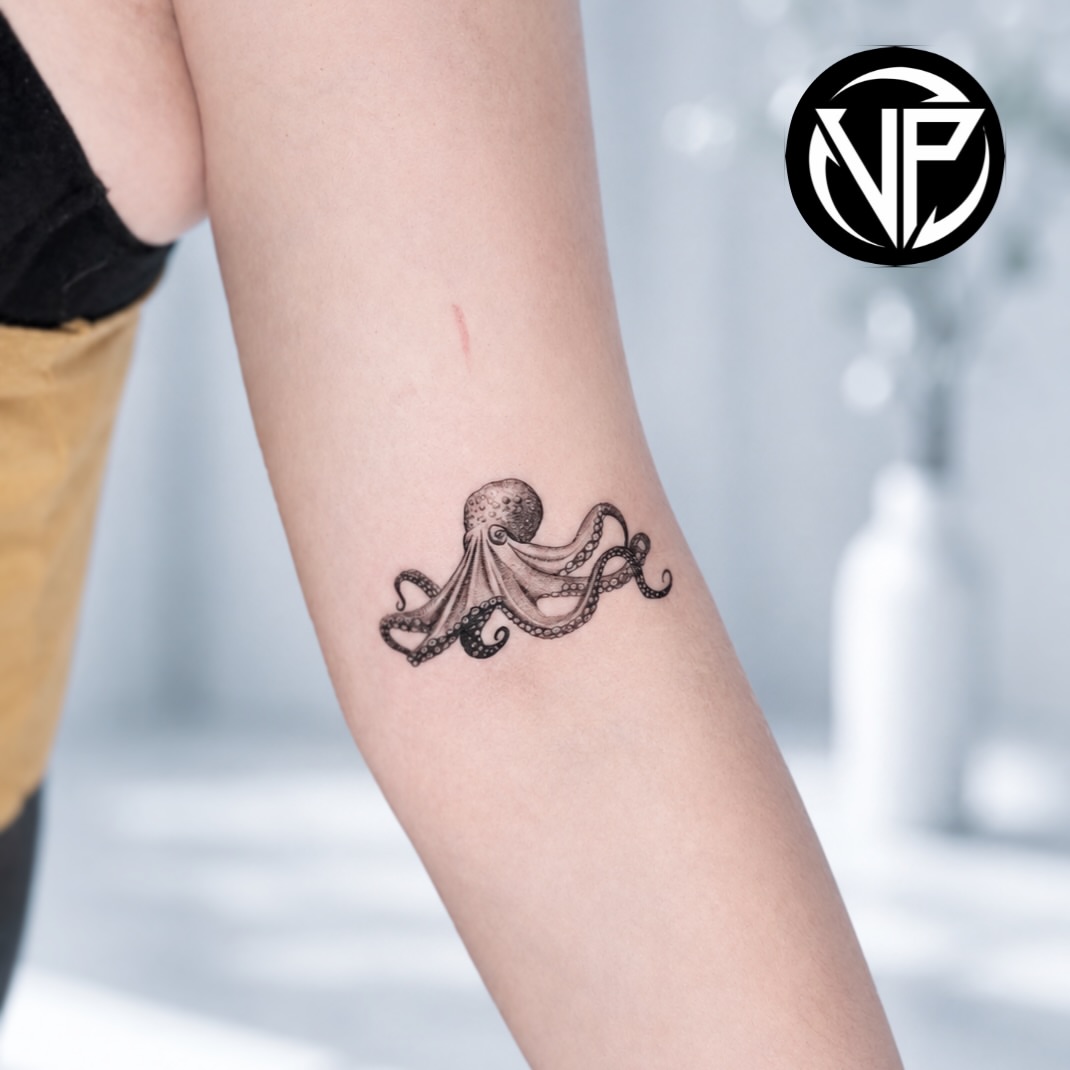 Tattoo by @vu.holistic — black_and_grey