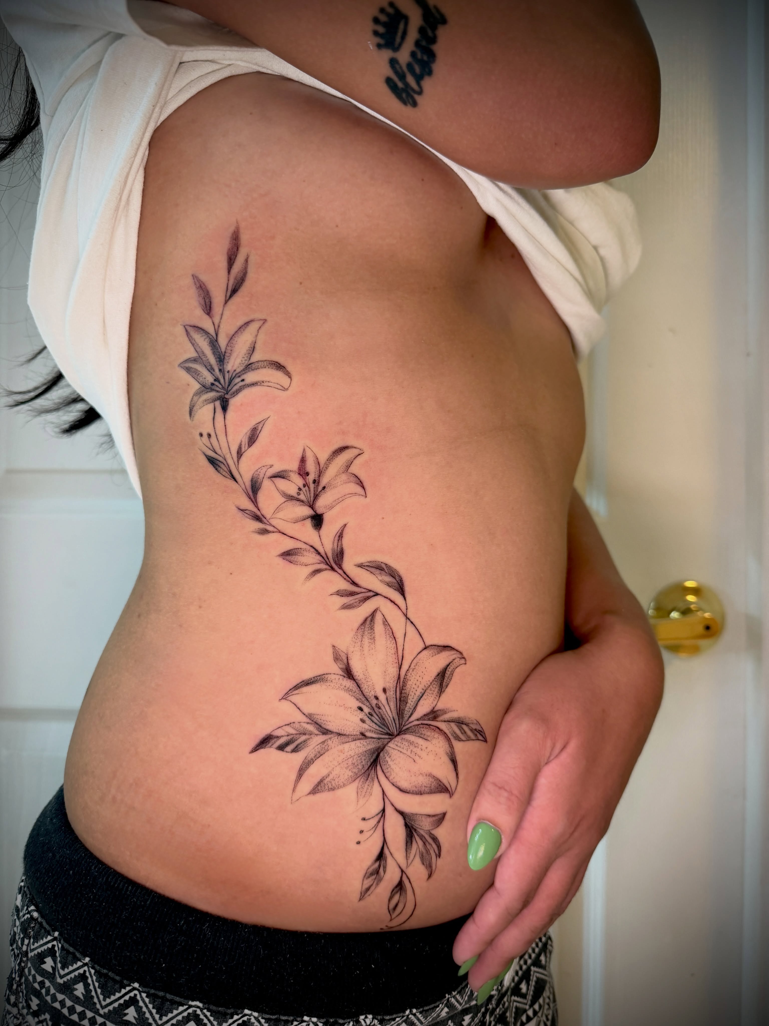 Lily black and grey tattoo on the ribs by Caloy Obra