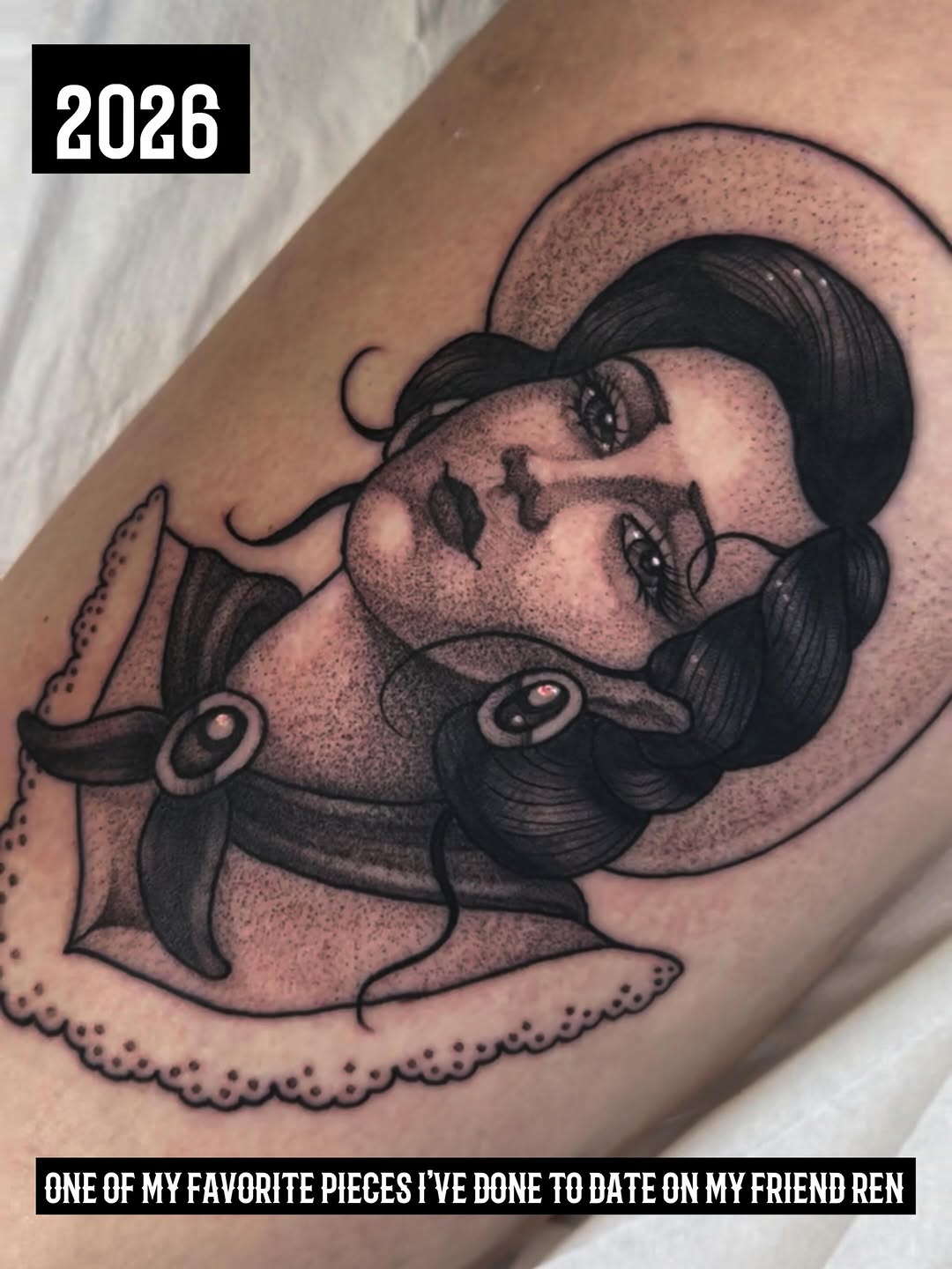 Woman with hat realism tattoo on the thigh by Emily