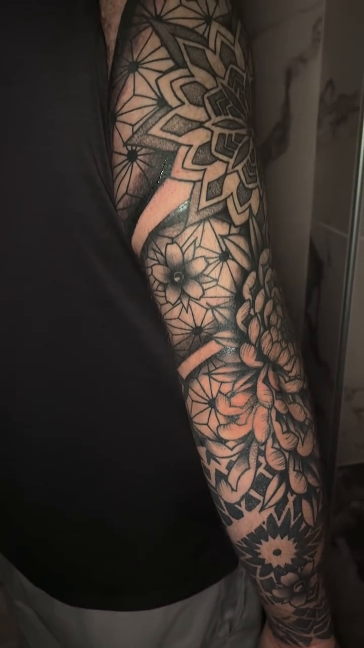 Tattoo by @flores_tattoosss — geometric, dotwork