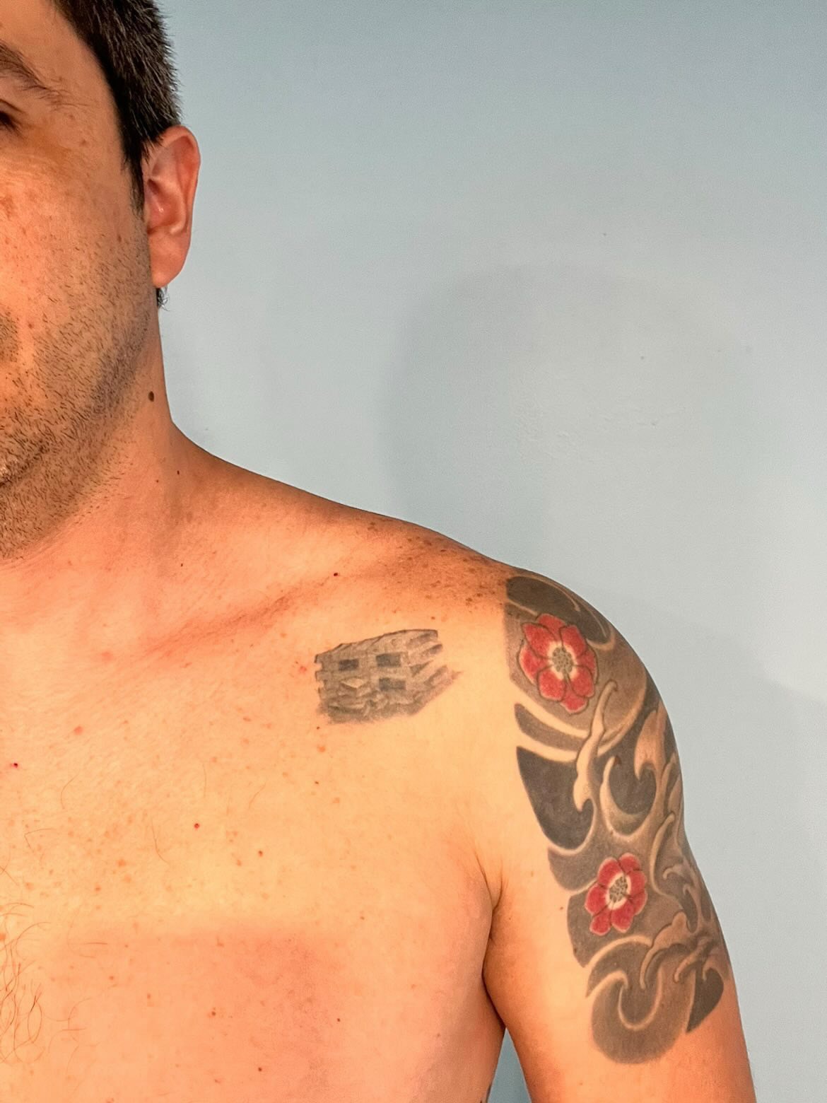 Red flowers and abstract pattern japanese irezumi tattoo on the shoulder by ⚡️𝑺𝑻𝑬𝑽𝑬 𝑩𝑼𝒀𝑨𝑪𝑯𝑬𝑲⚡️