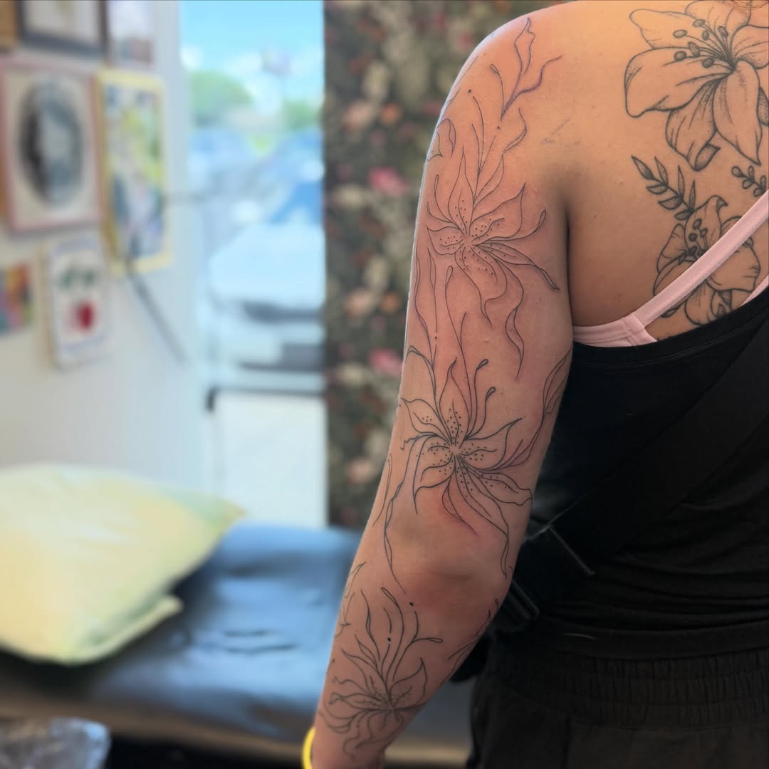 Tattoo by @lunarstudiosart — fine_line