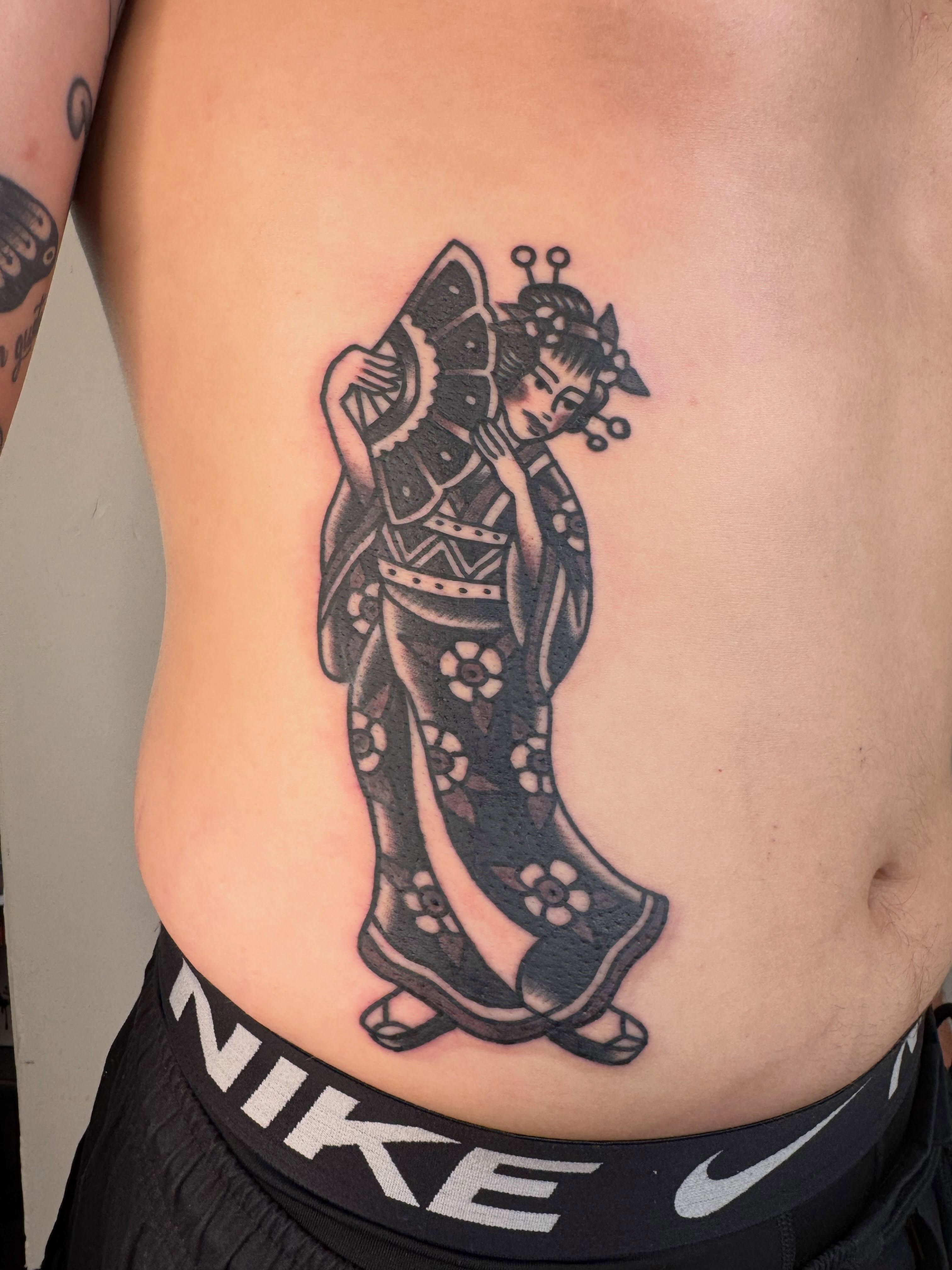 Geisha black and grey tattoo on the ribs by Oldschool Tattooer