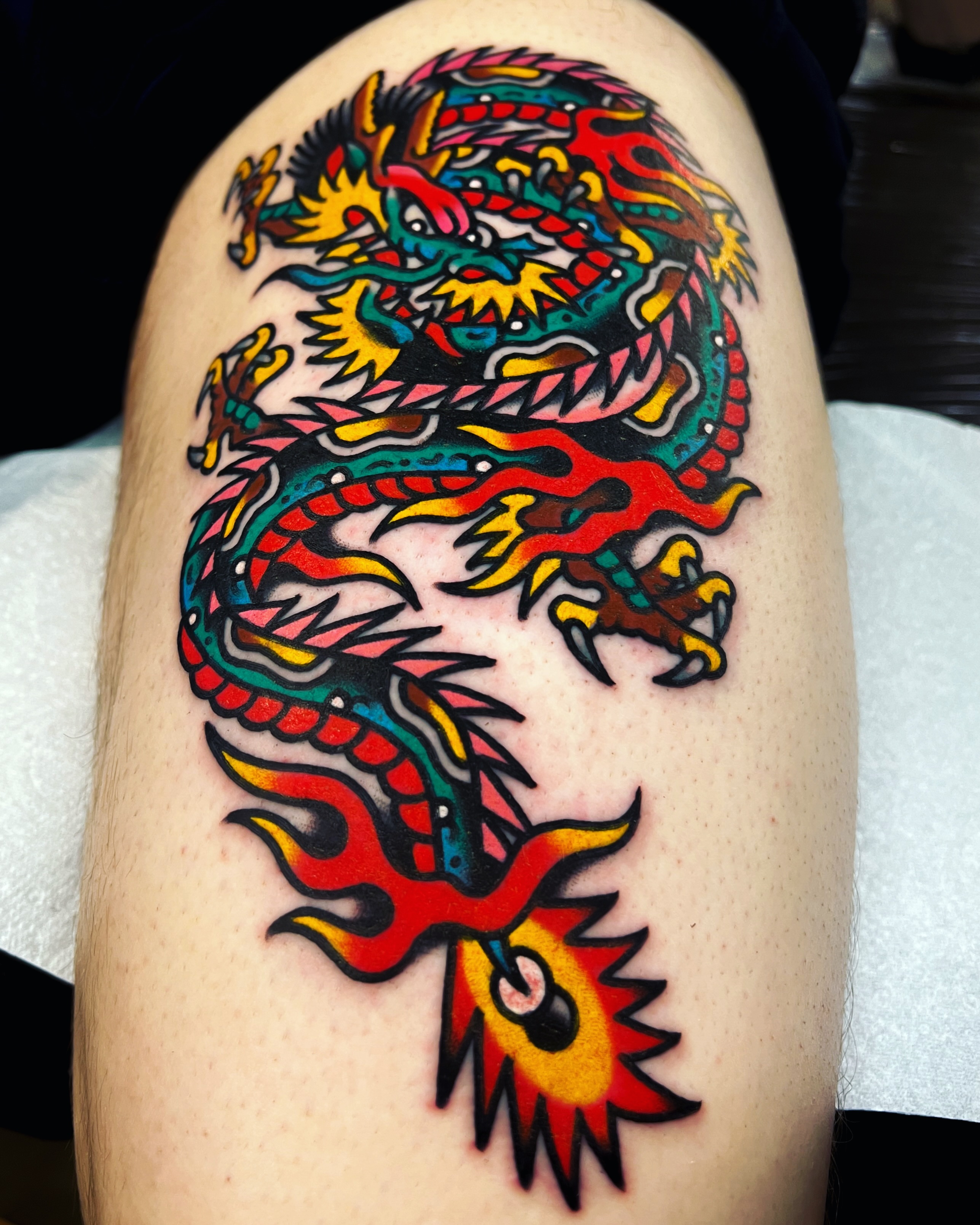 Dragon American traditional tattoo on the thigh by 올드스쿨타투 호무