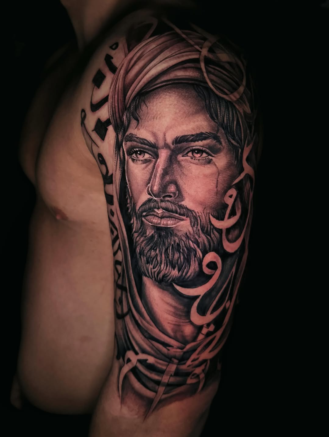 Portrait with arabic calligraphy Chicano tattoo on the shoulder by ☆ LULU ☆ Licence No. 108595