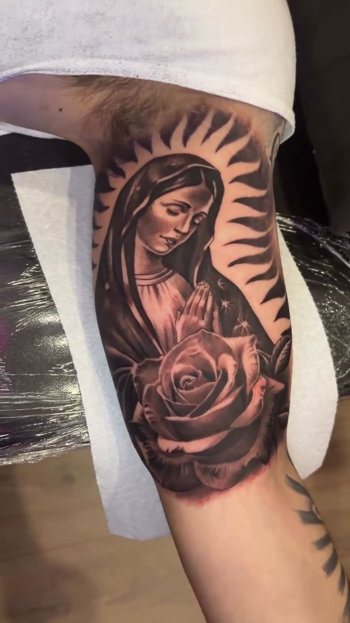 Tattoo by @lvp_arte — realism, black_and_grey